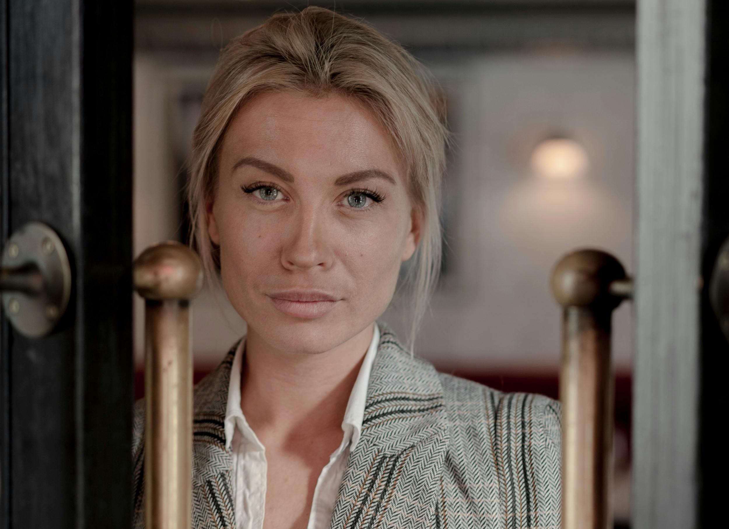 Influencer og kulturskribent Katherine Diez er nu også forfatter – hendes debut er fyldt med overraskende detaljer om hendes liv.