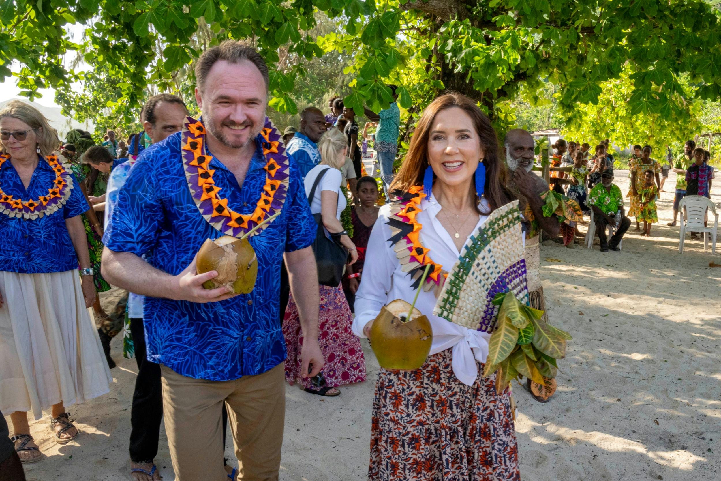 Den travle minister havde ikke tid til at kissemisse med Kathrine Diez hele tiden – her er han for eksempel på besøg i Vanuatu sammen med den daværende kronprinsesse Mary, 52.