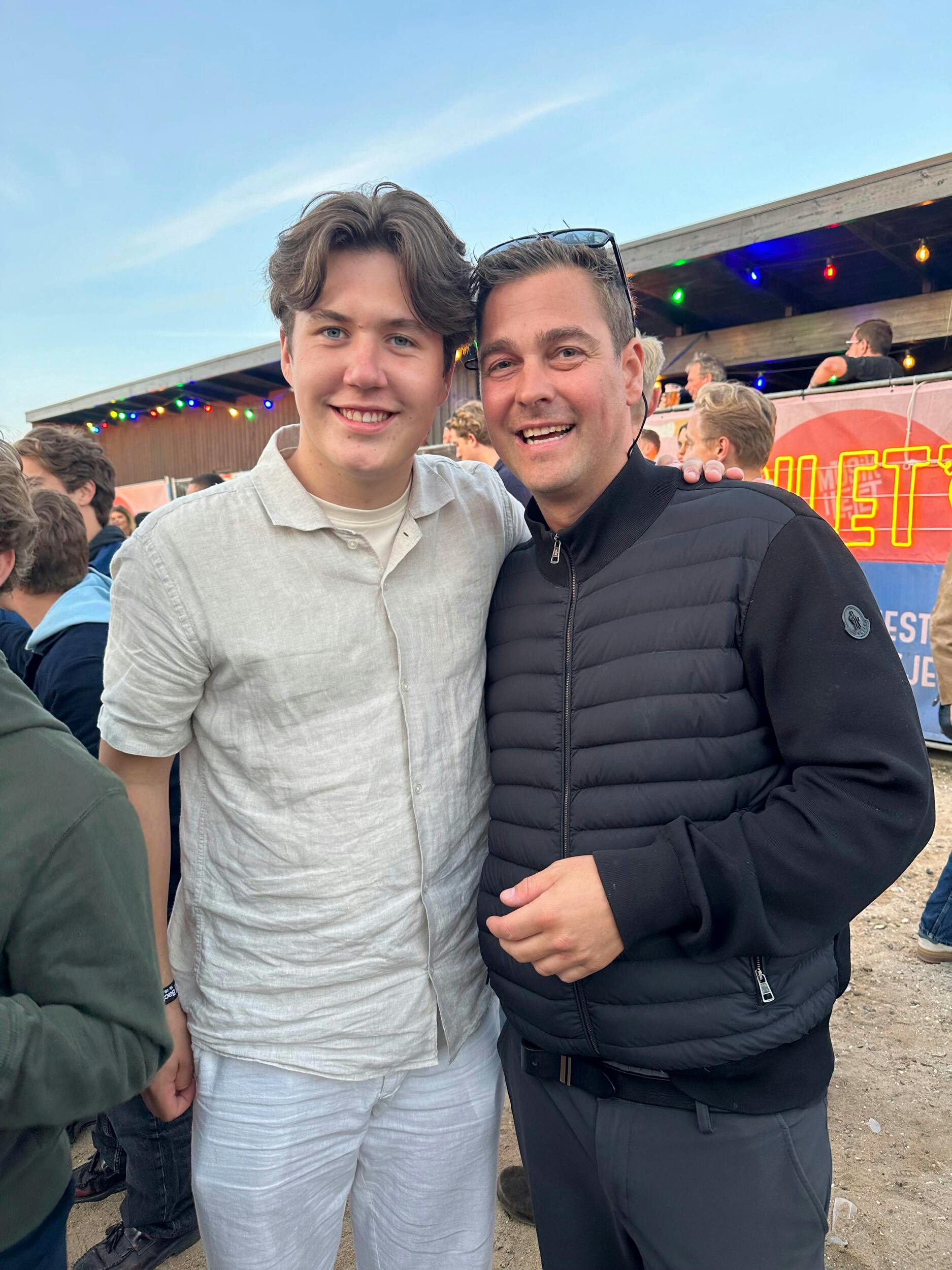 Selv om han er landets kommende konge, møder kronprinsen gerne folket i øjenhøjde – f.eks realitystjernen ”Ulven”  Peter Birch , 40, til festivalen Musik i Lejet i sommer.  