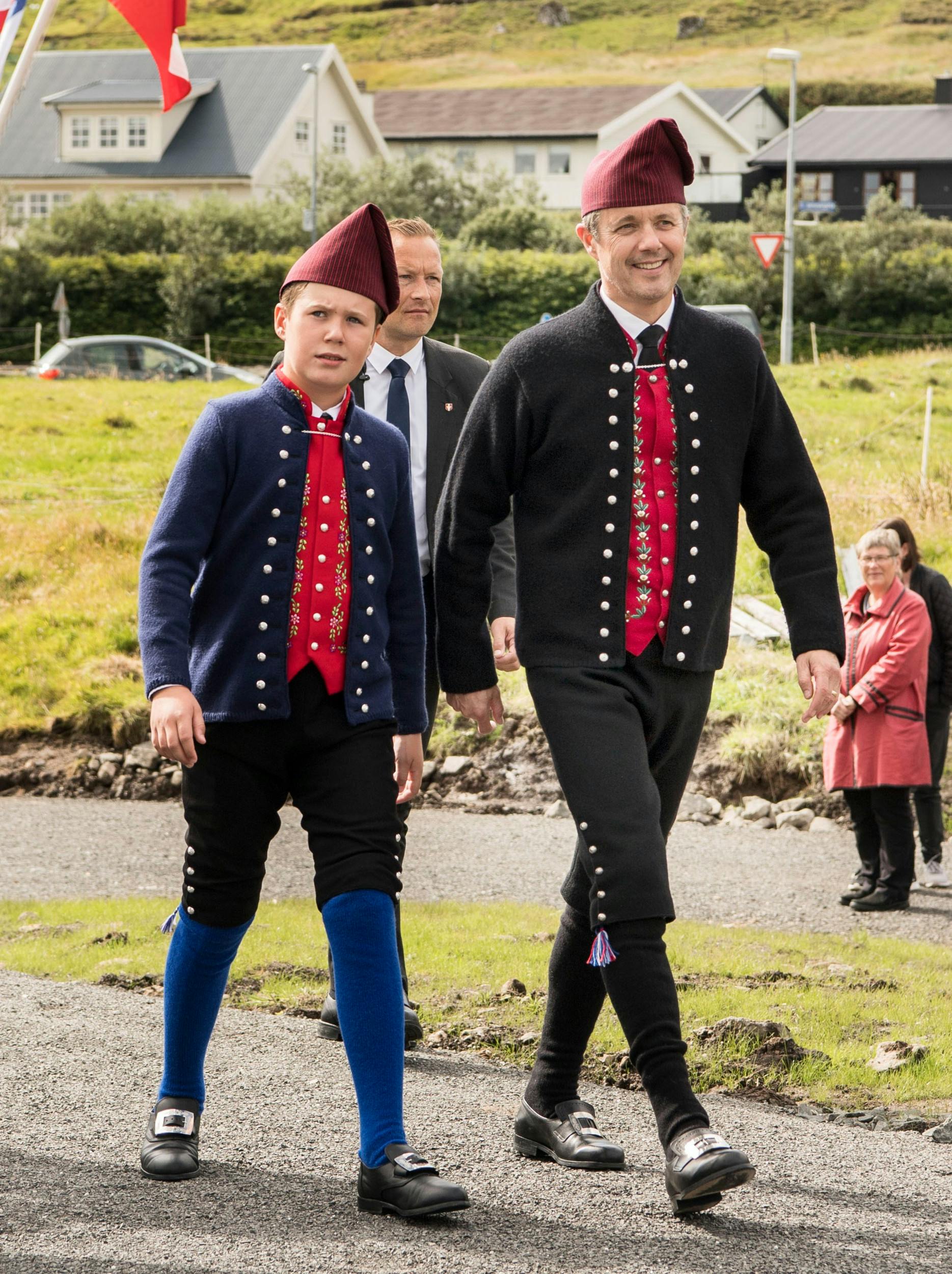 Christian y su padre, el rey Frederik, de 56 años, no están de camino a un baile folclórico, sino de una visita oficial a las Islas Feroe en 2018, y en esa ocasión ambos vestían el hermoso traje nacional de las Islas Feroe.  