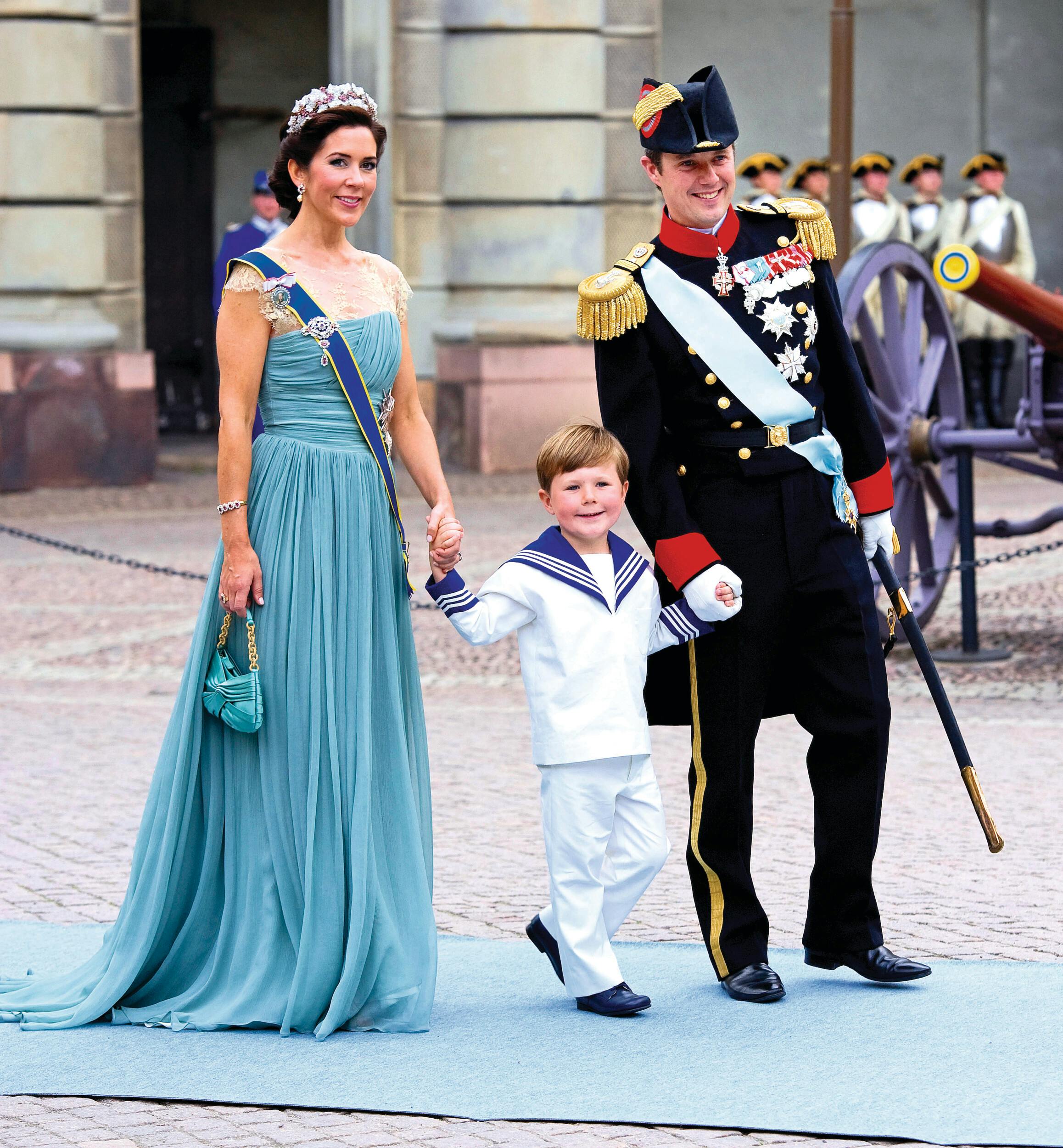 Cuando asistió a la boda real sueca entre la princesa heredera Victoria y Daniel en Estocolmo en 2010, Christian cautivó a todos con su ropa de marinero.