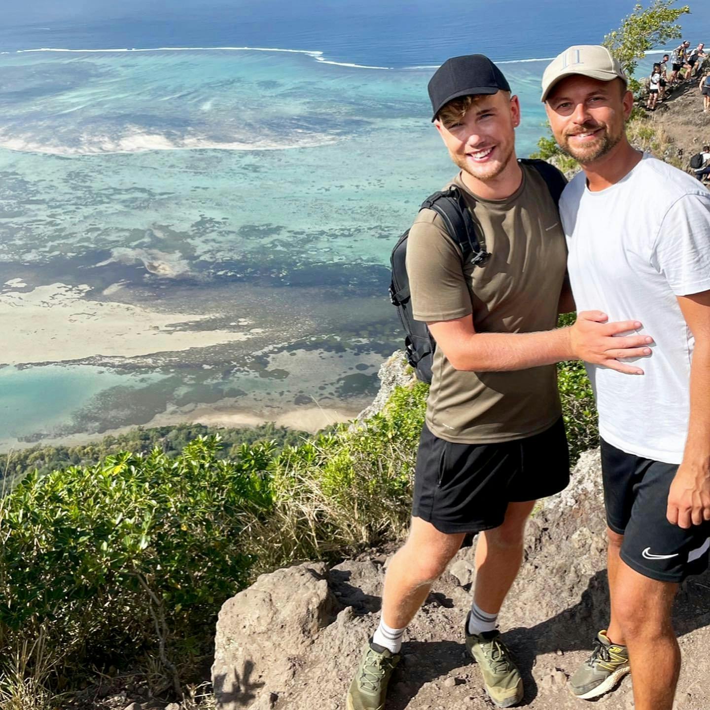 Nikolaj med sin forlovede, Simon, på toppen af Le Morne.