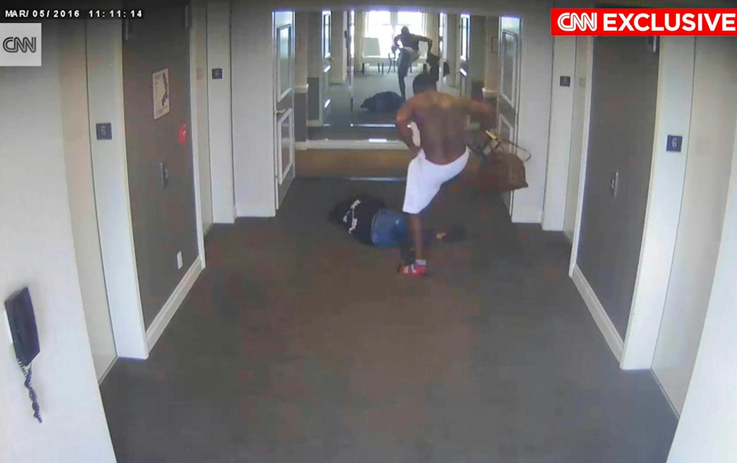 Denne overvågningsvideo fra et hotel viser tilsyneladende, hvordan Cassandra ”Cassie” Ventura blev overfaldet af musikeren i 2016.