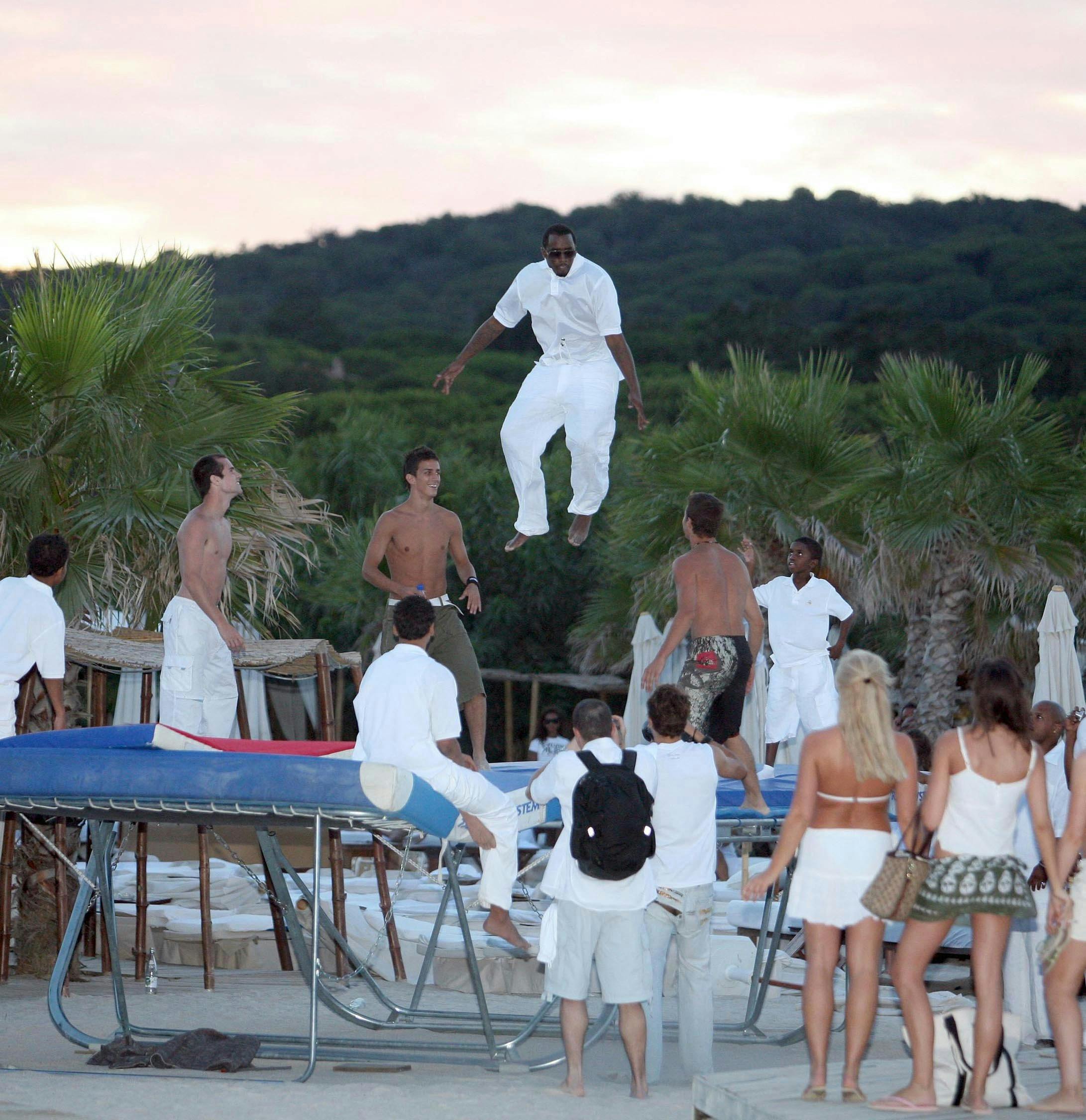 Engang var han flyvende og én af de mest populære musikere. I dag sidder han bag lås og slå i et af de mest berygtede fængsler i New York – og anklagerne mod ham er uhyggelige.