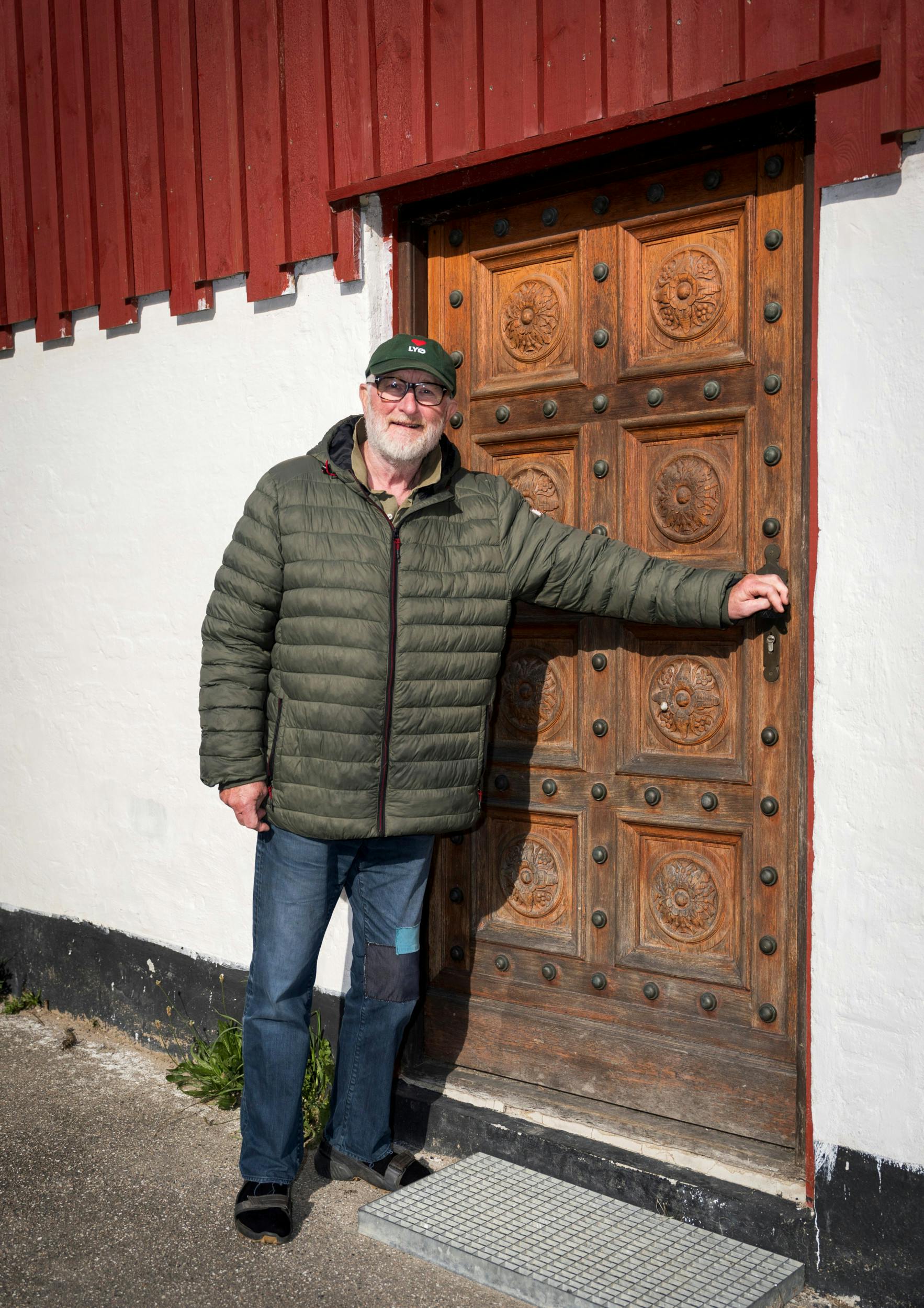 En bygning skal senere fungere som byens kirke – her har Aalbæk fundet en flot dør fra en gammel bank i Frederikssund, som i bæredygtighedens navn bliver genbrugt.