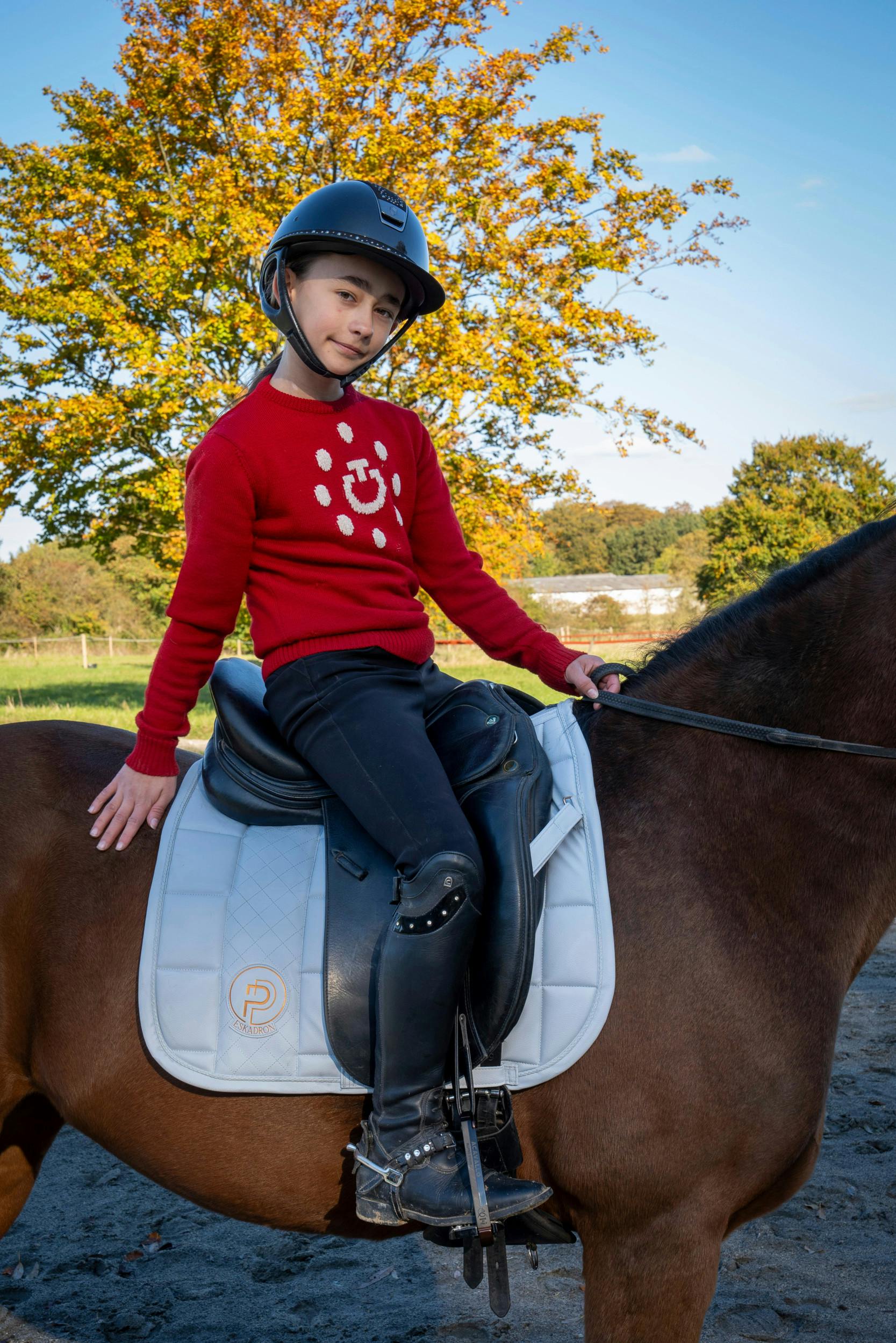 Efter skole løber Hollie til bussen, tager den til rideskolen og kommer ikke hjem før klokken 19.