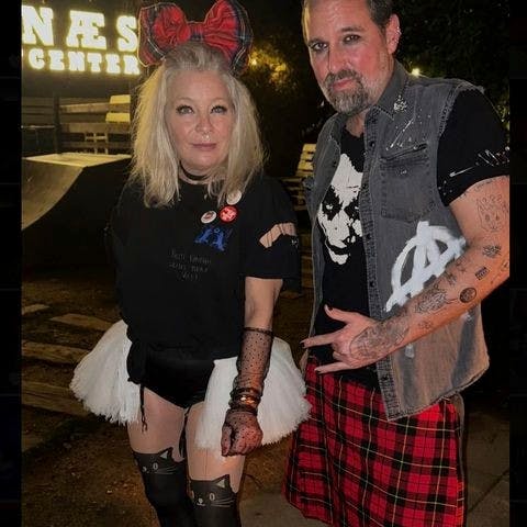 Signe Lindkvist , 50, og hendes udkårne Mads Ulrick Holmstrup , 46, festede igennem i denne punkparade.