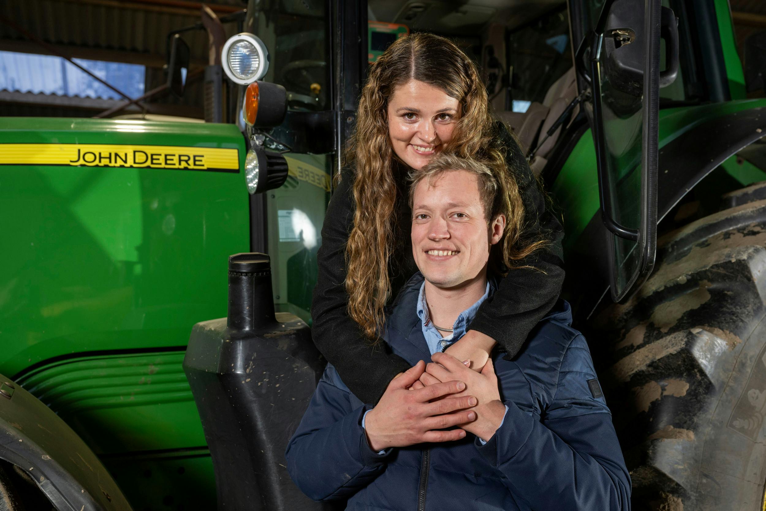 Katrine arbejder som pædagogmedhjælper, men hun er uddannet landmand og kan derfor snildt hjælpe til på gården.