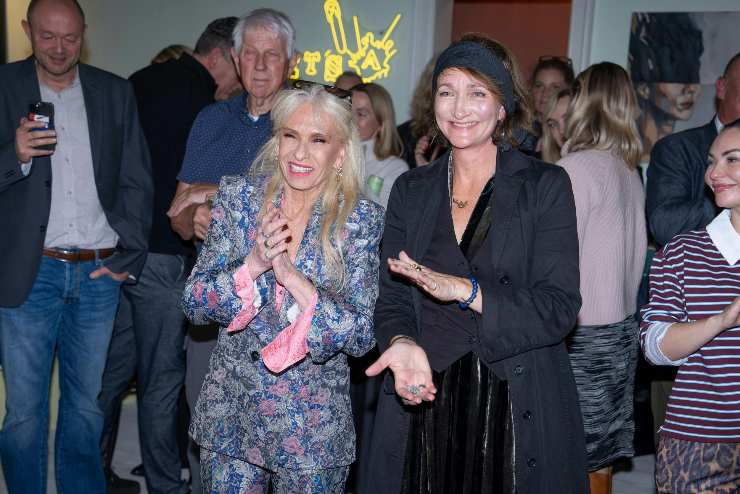 – Jeg er vild med det. Det er vanvittigt smukt. Jeg maler selv derhjemme, så jeg har så stor respekt, for jeg ved, hvor svært det er, roste Salomonsen.