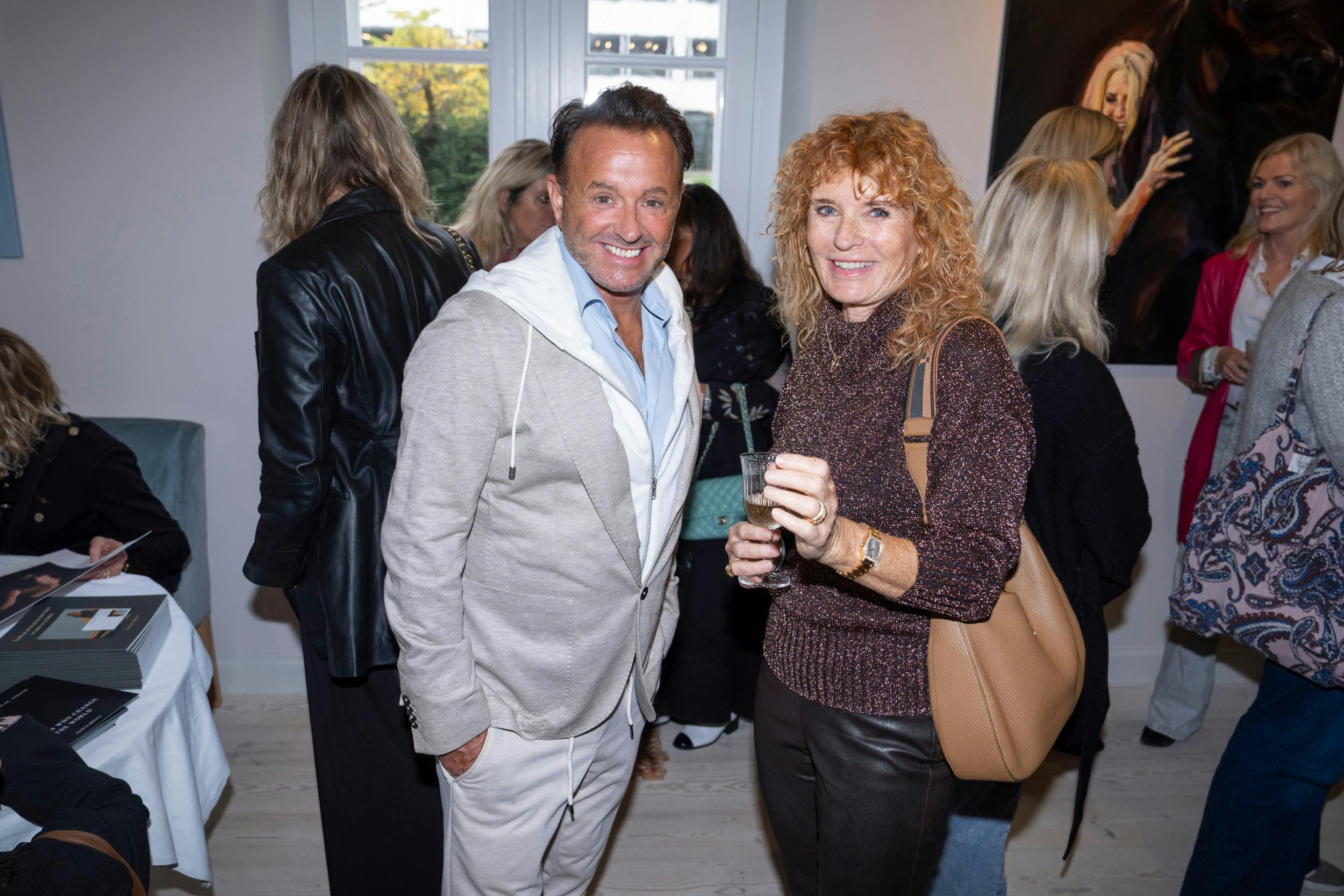 Vennerne Dennis Knudsen , 61, og Betina Aller , 62, var begejstrede for at se afsløringen af portrættet af Sanne Salomonsen.