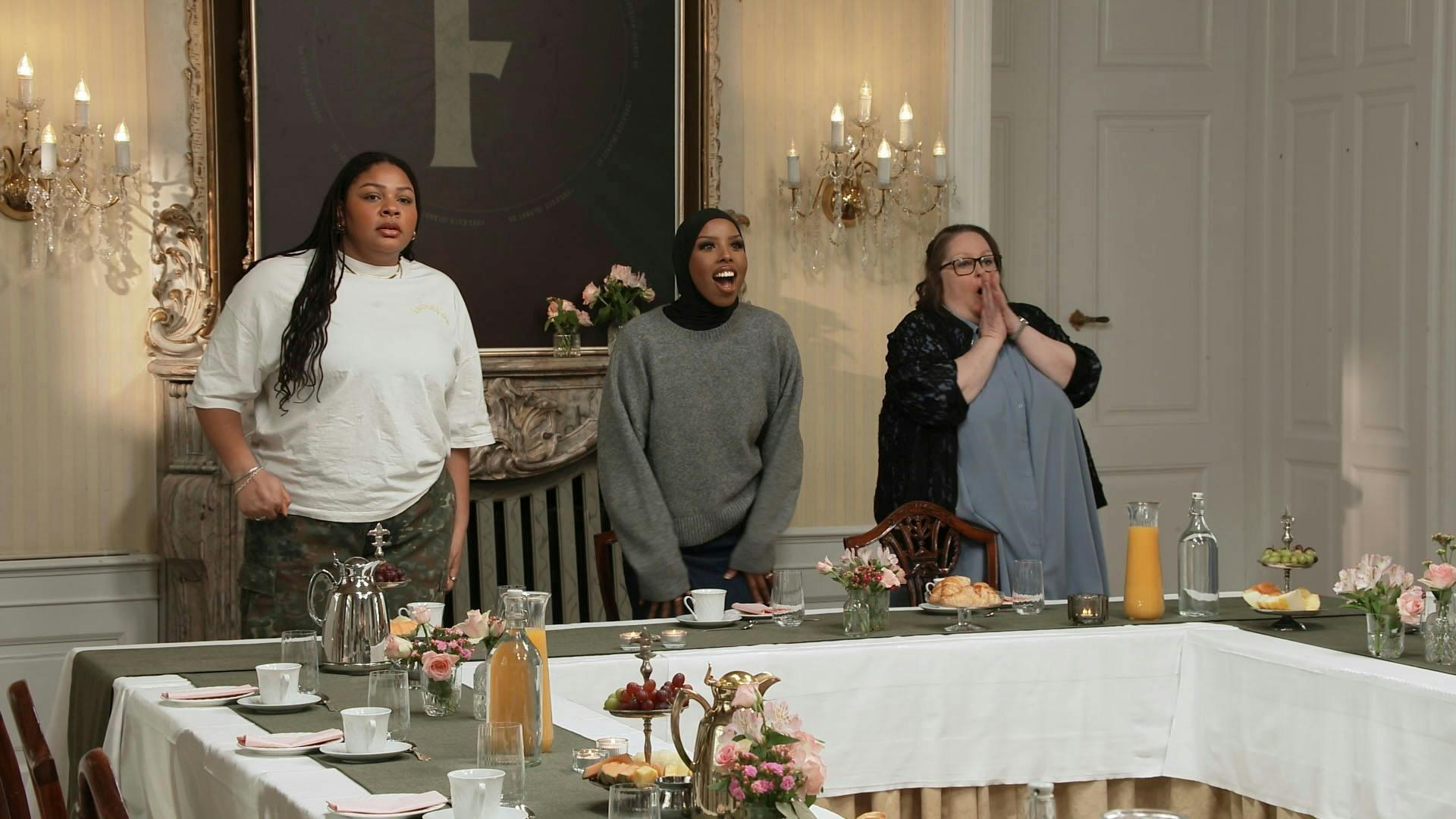 Her ses Chinasa (t.v.) med to af de andre medvirkende, Salma og Birgitte, i  ”Forræder – ukendt grund”.