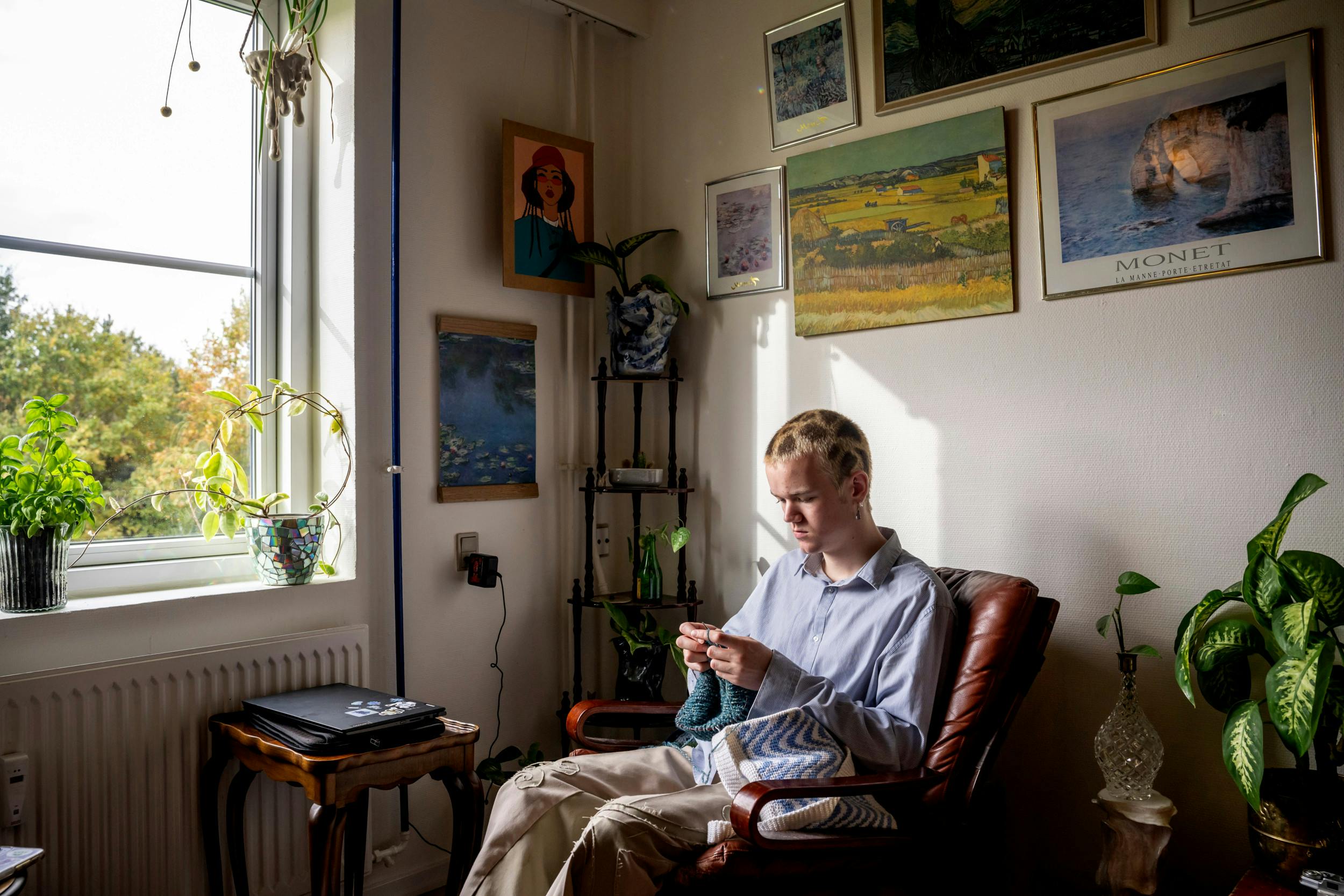 Der bliver både syet, hæklet og strikket i hjemmets lænestol.