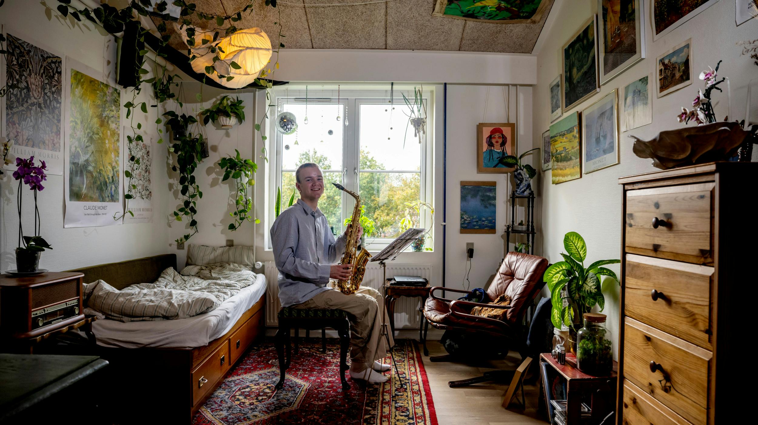 19-årige Emil Møller er et kreativt talent, hvilket indretningen i studieboligen i Holstebro vidner om.