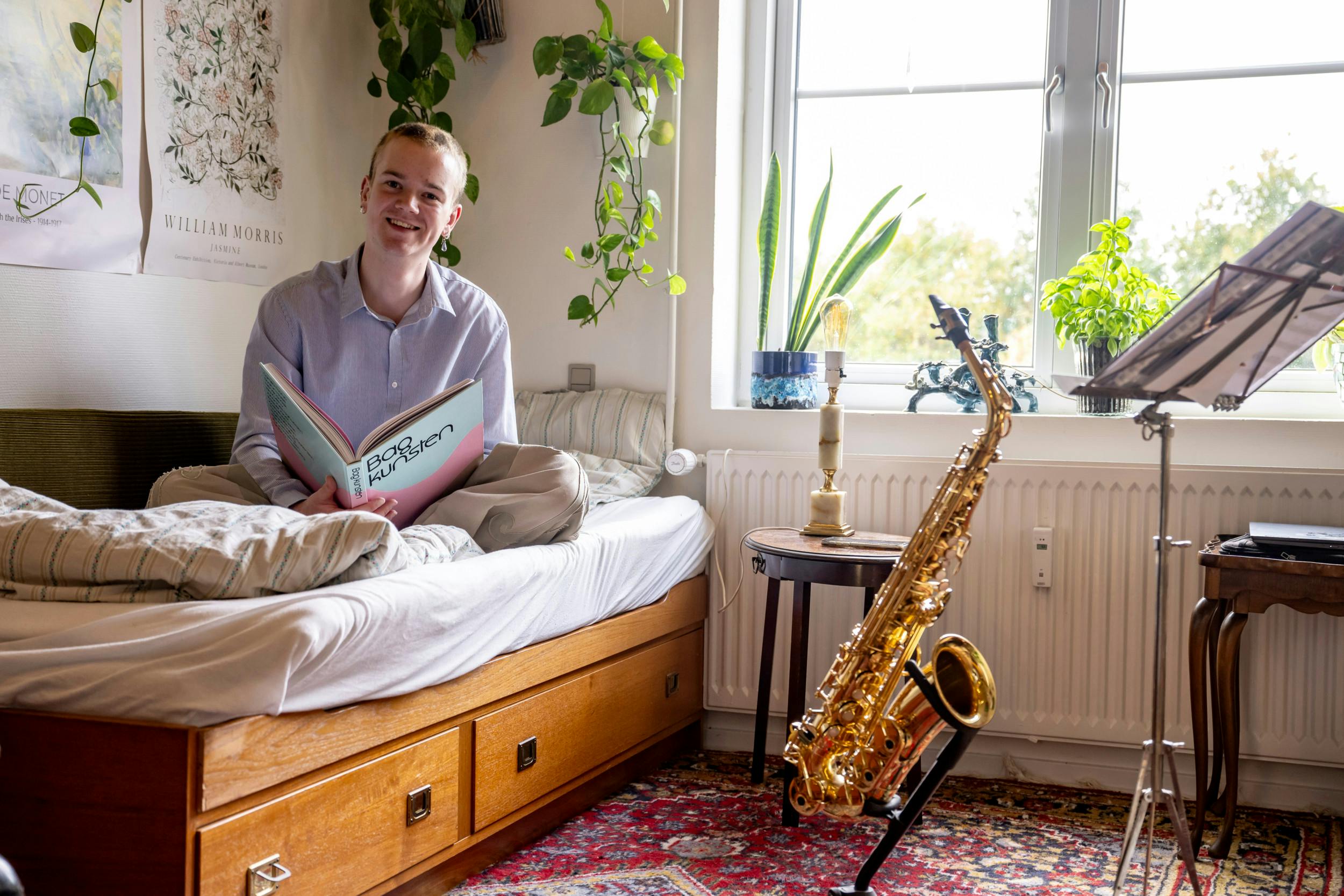 Musikken fylder også hos amatørbageren, som spiller saxofon.