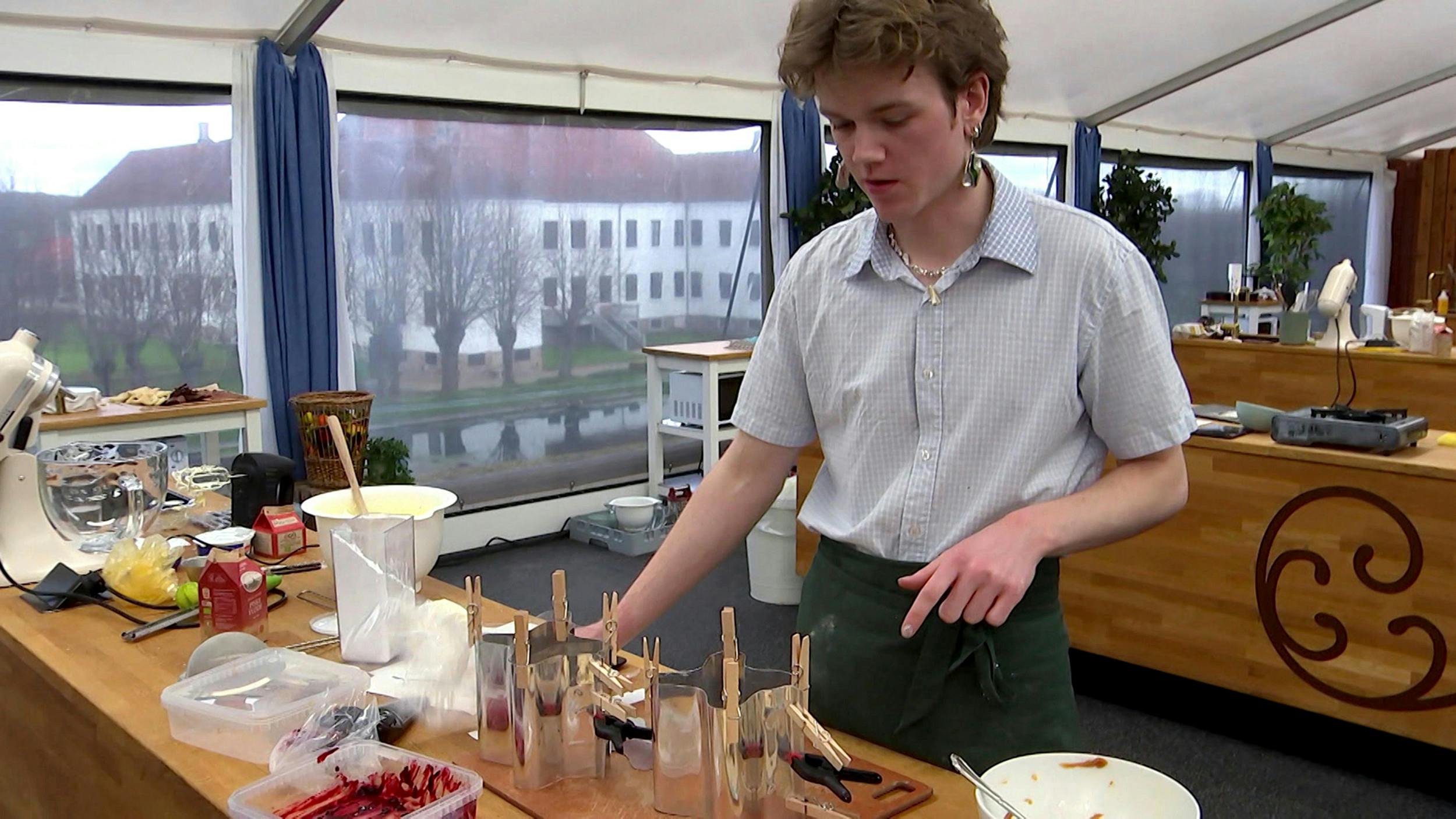 I ”Den store bagedyst” fandt Emil hurtigt sin rette hylde, selv om han havde svært ved at komme tidligt op til optagelserne.