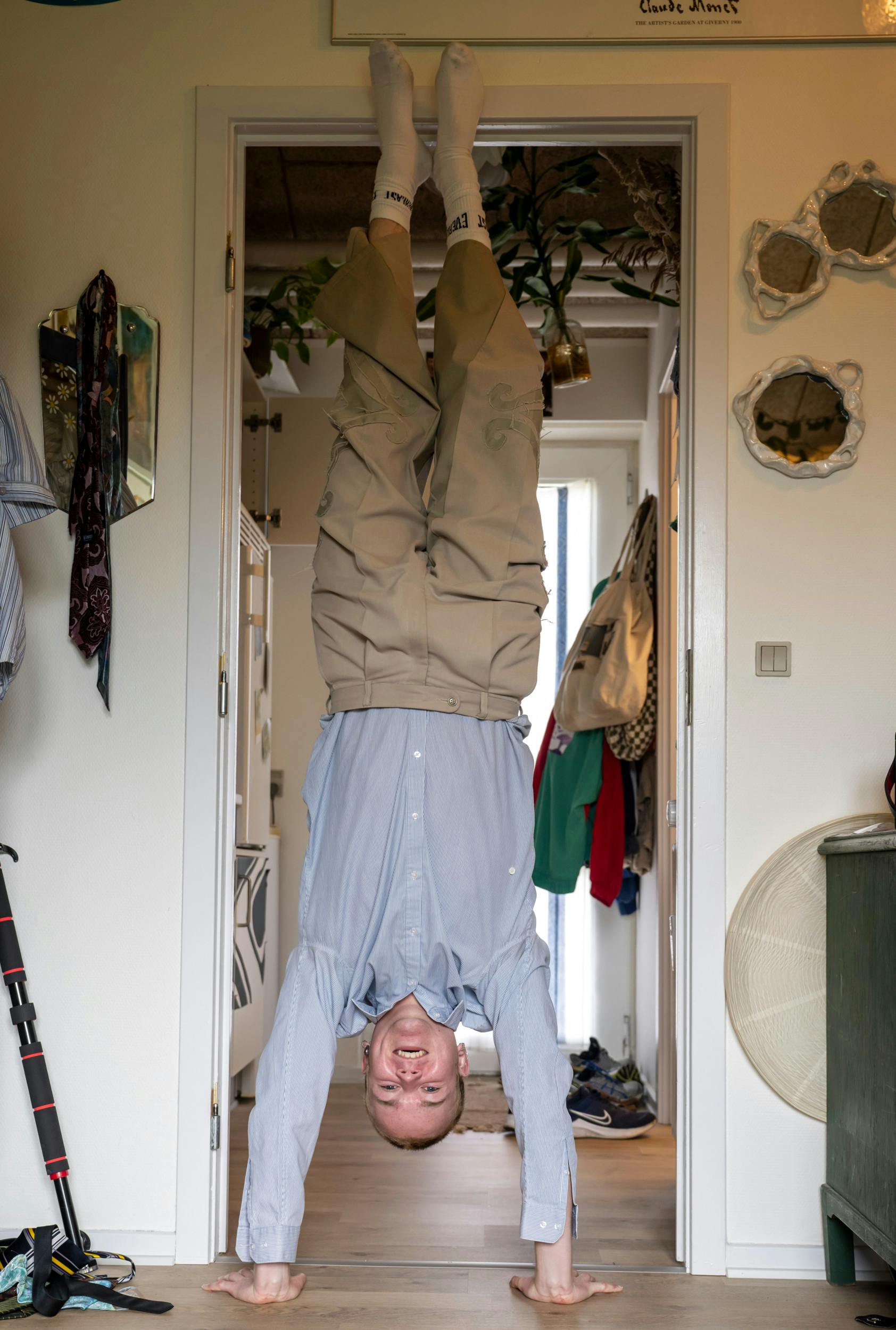 Formen bliver holdt ved lige i fitnesscenteret, og en håndstand er piece of cake.