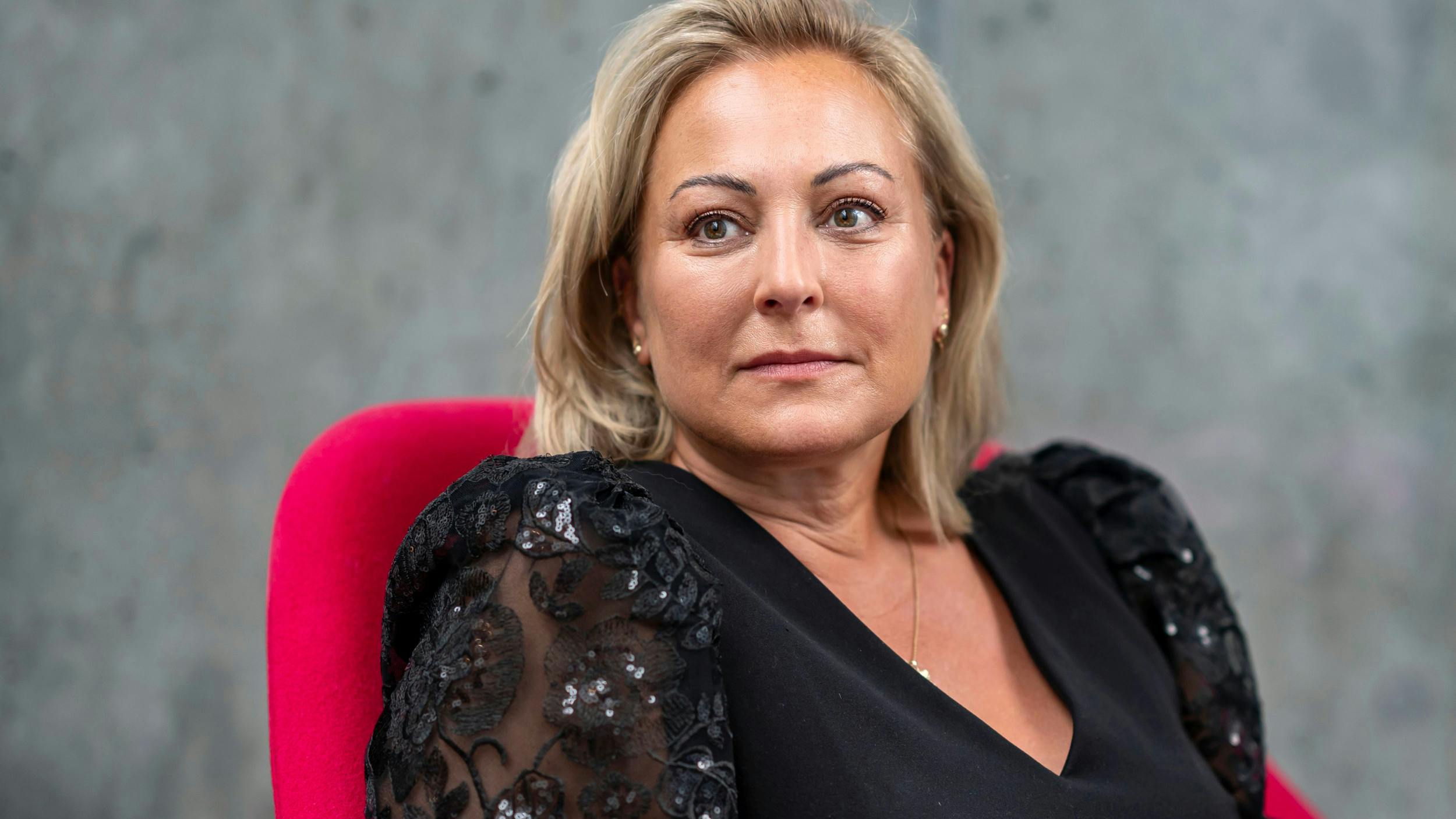 Pludselig endte Stéphanie Surrugue , 47, med hovedet nedad i sin bil midt i København, efter hendes bil og en anden bil var stødt sammen.