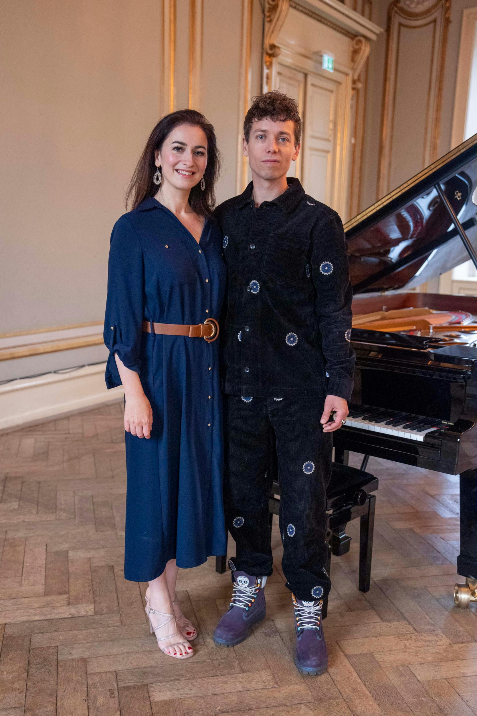 Amatørpianisterne i ”Piano” aner ikke, at to af Danmarks største musikere i al hemmelighed lytter med. Sanger og sangskriver Mads Langer og pianist Tanja Zapolski skal nemlig sammensætte et hold af pianister til en storslået koncert i den legendariske koncertsal ved Det Kongelige Danske Musikkonservatorium. I hvert program udvælger de derfor én pianist til at samarbejde med dem hen imod koncerten.