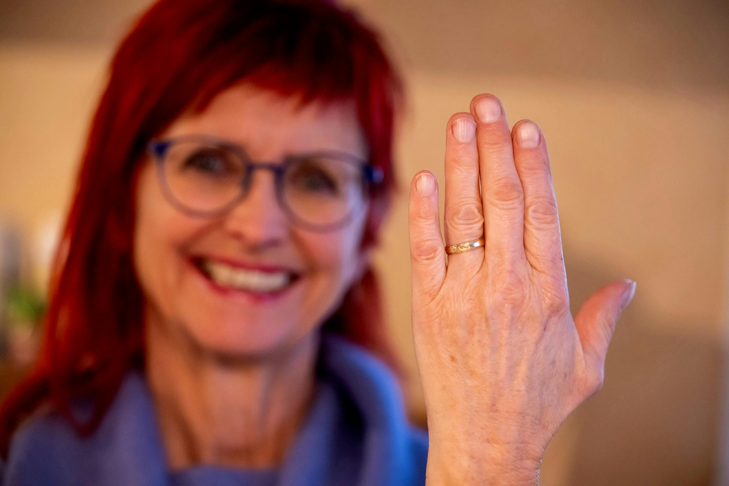 Forlovelsesringen passer perfekt på Sussis finger – og hun glæder sig til at fejre sin og Steens kærlighed til maj næste år.