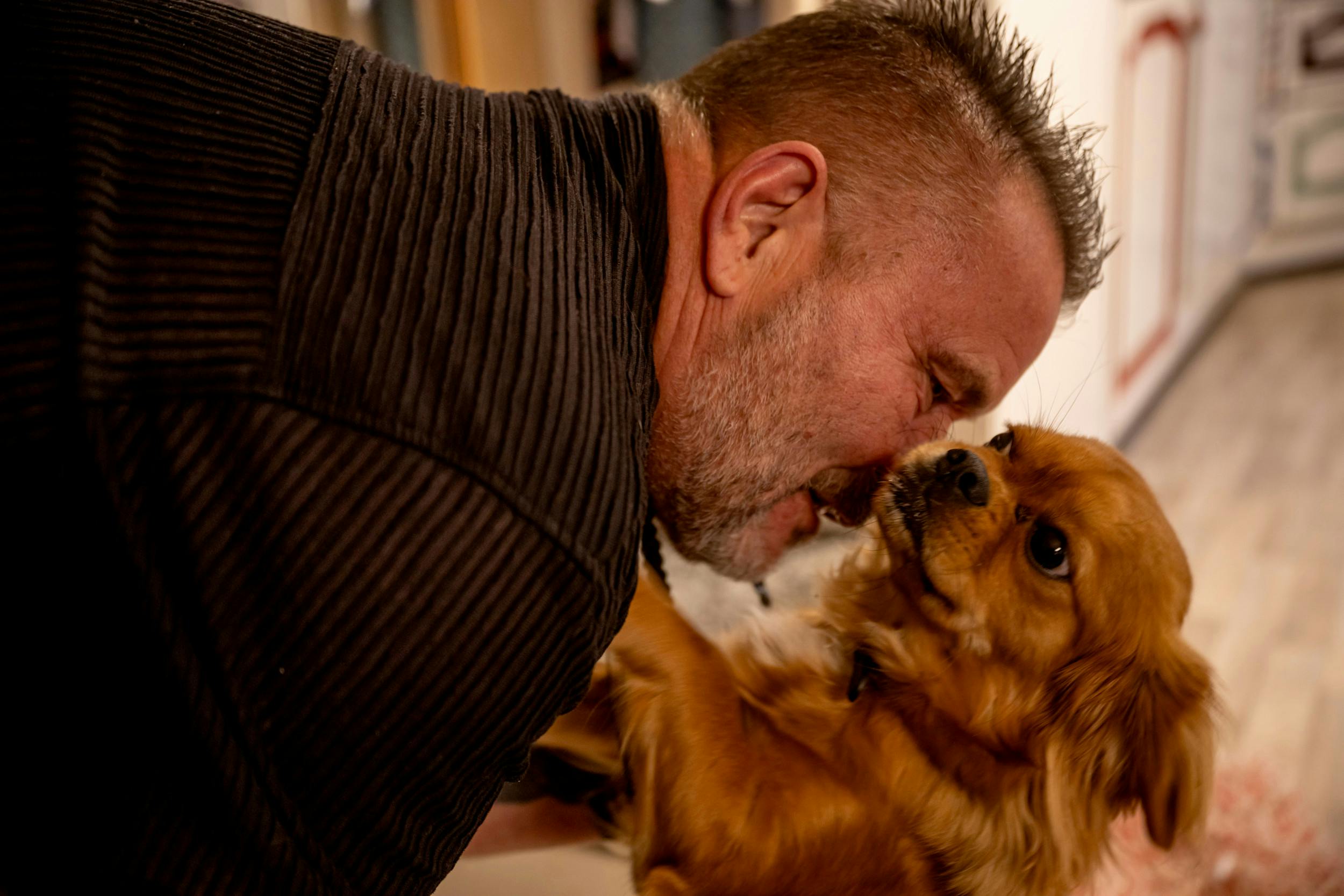 Det er ikke kun Sussi, som flyver i armene på Steen, når han kommer hjem efter en lang dag på arbejde.