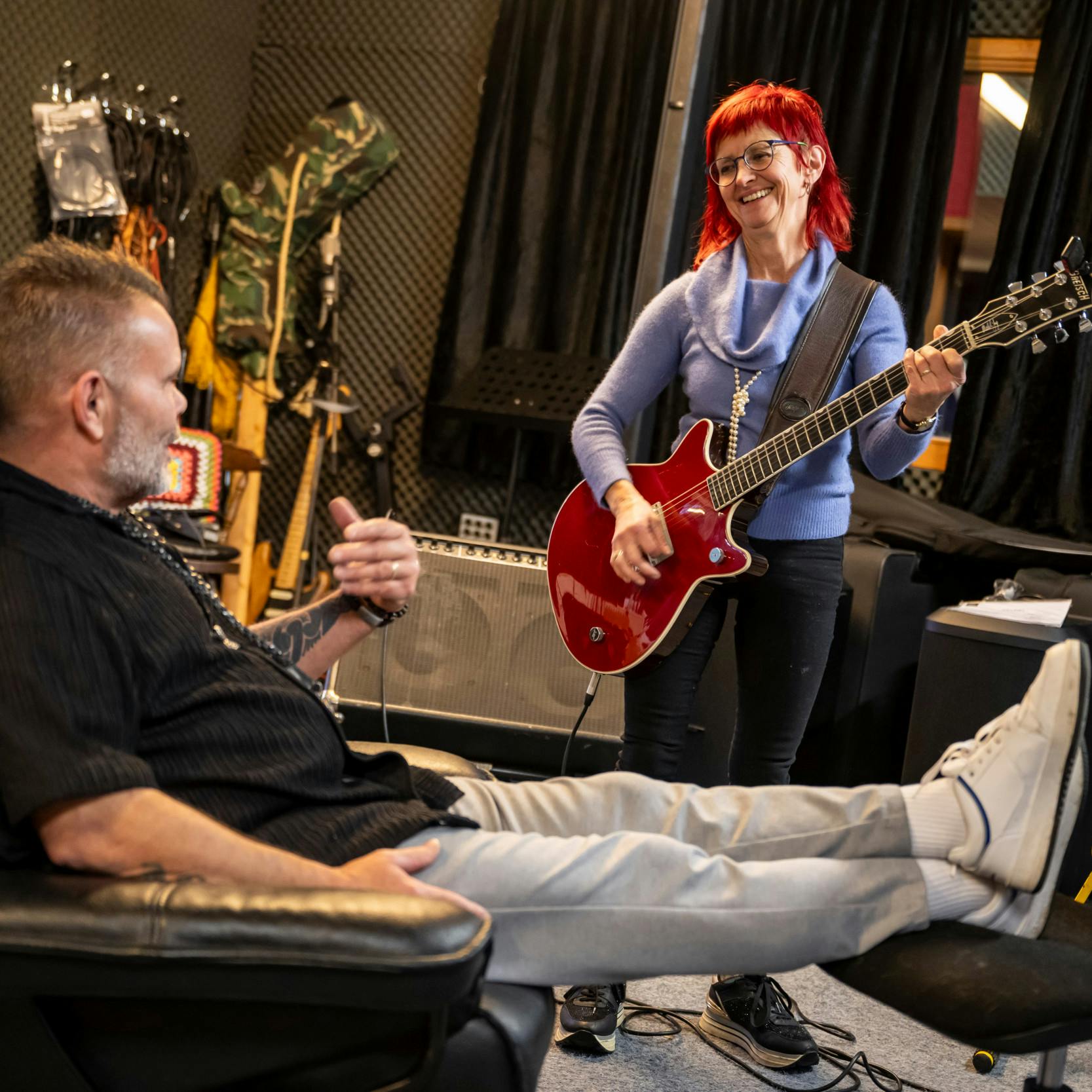 Steen får privatkoncerter, når Sussi øver guitar og sang.