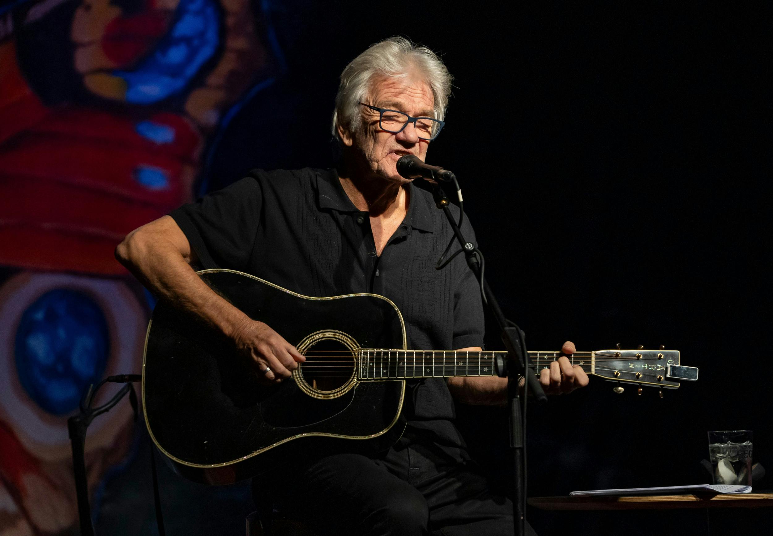 På Hotel Cecil i København spillede troubadouren forleden en intimkoncert med alle de nye sange.