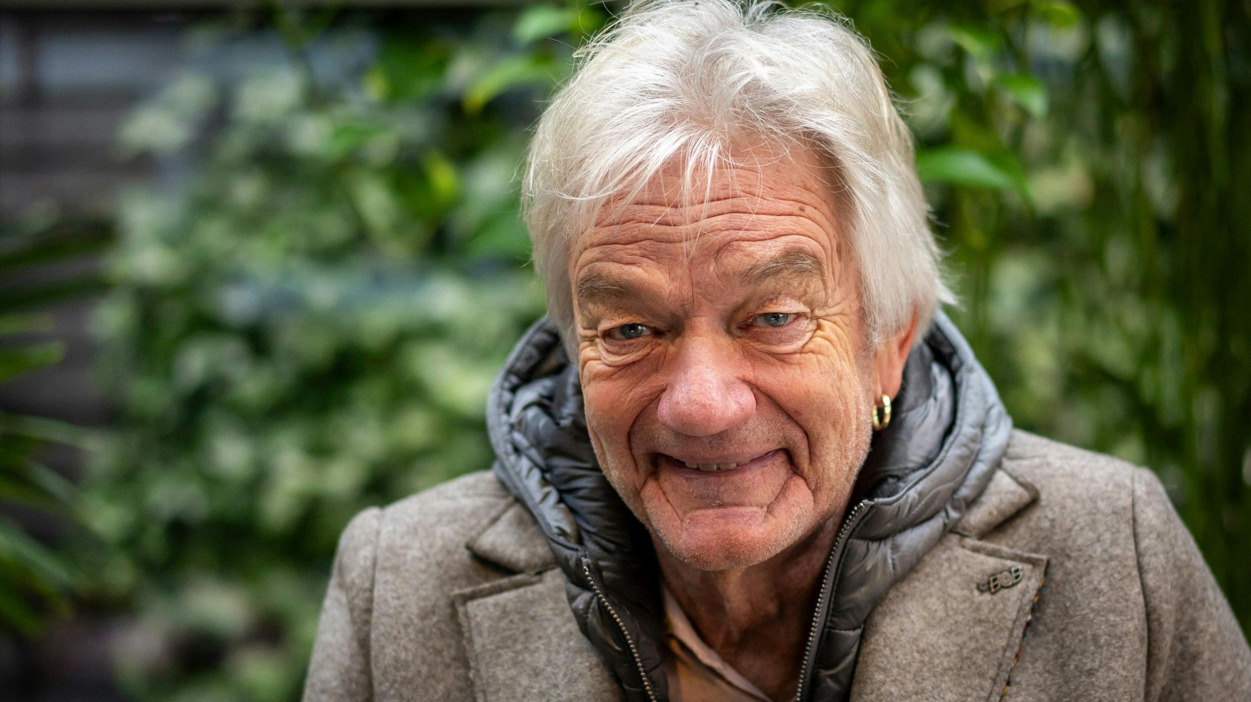 Troubadouren Lars Lilholt, 71, er ovenpå igen efter en meget hård tid med sygdom. Nu er han atter ude at spille og synge, og han har netop udgivet sit nye album ”Kosmiske Kindkys”.