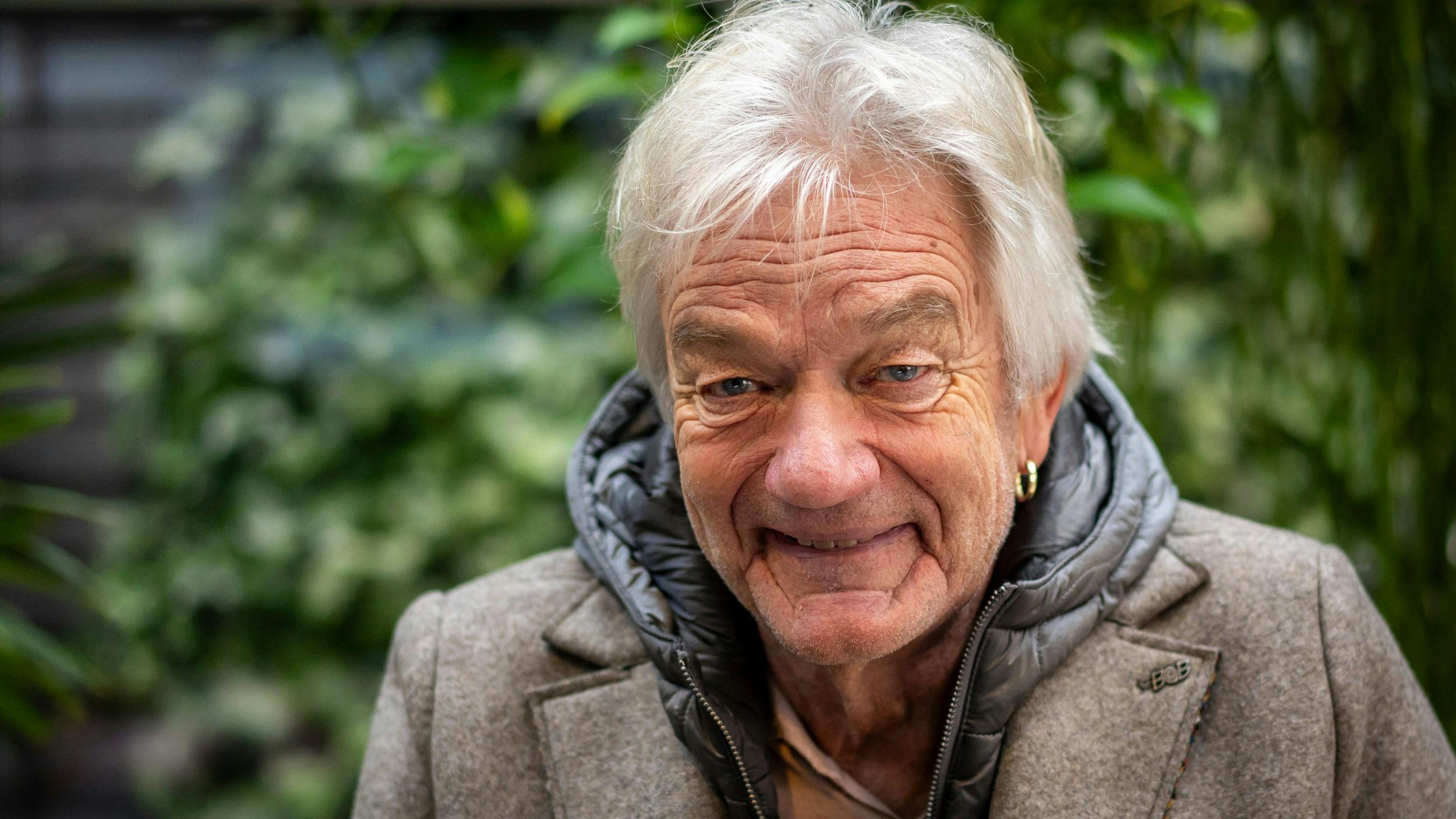 Troubadouren Lars Lilholt, 71, er ovenpå igen efter en meget hård tid med sygdom. Nu er han atter ude at spille og synge, og han har netop udgivet sit nye album ”Kosmiske Kindkys”.