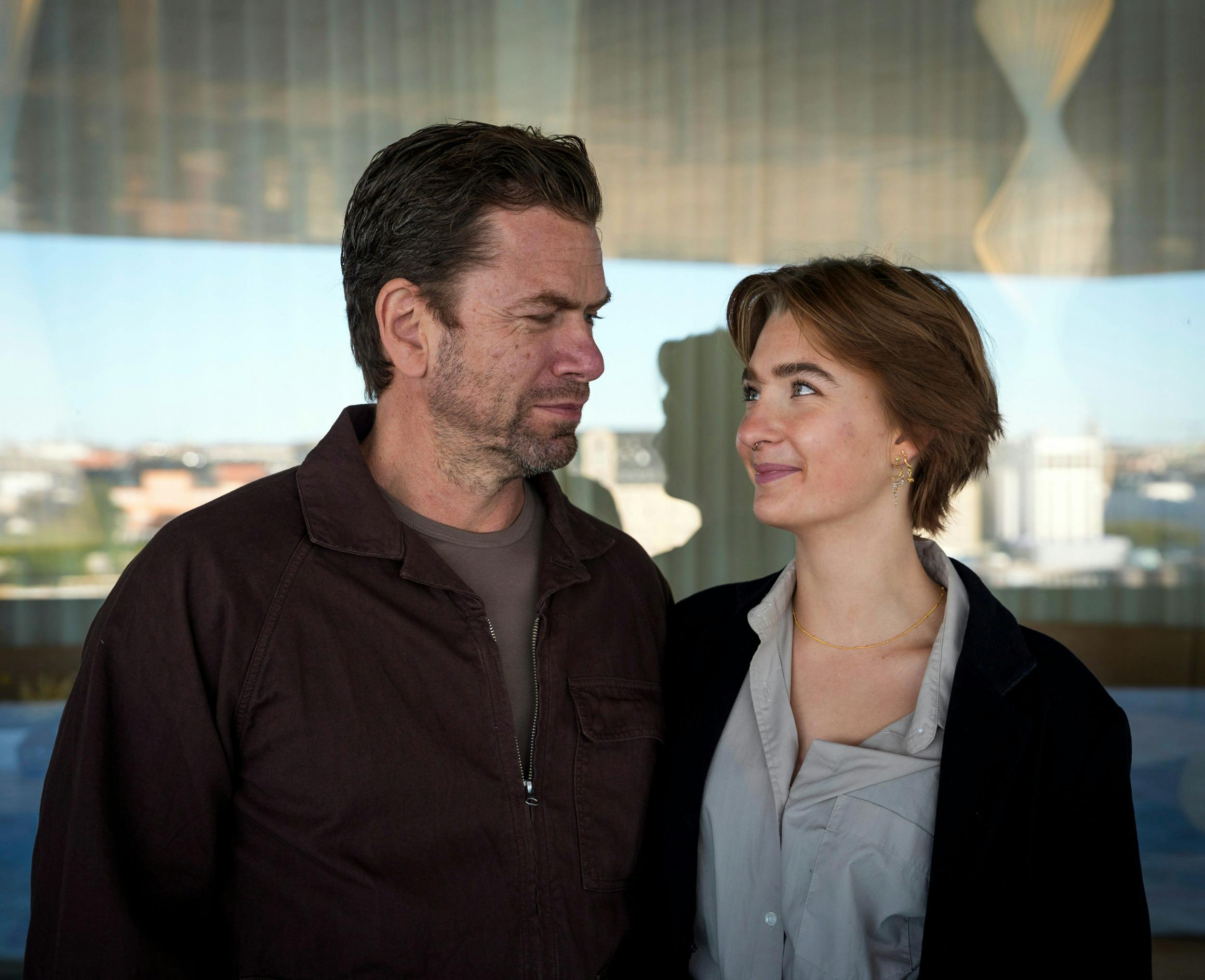 Nikolaj Lie Kaas , 51, er hendes far i serien. og han gav hende masser af fif under optagelserne.