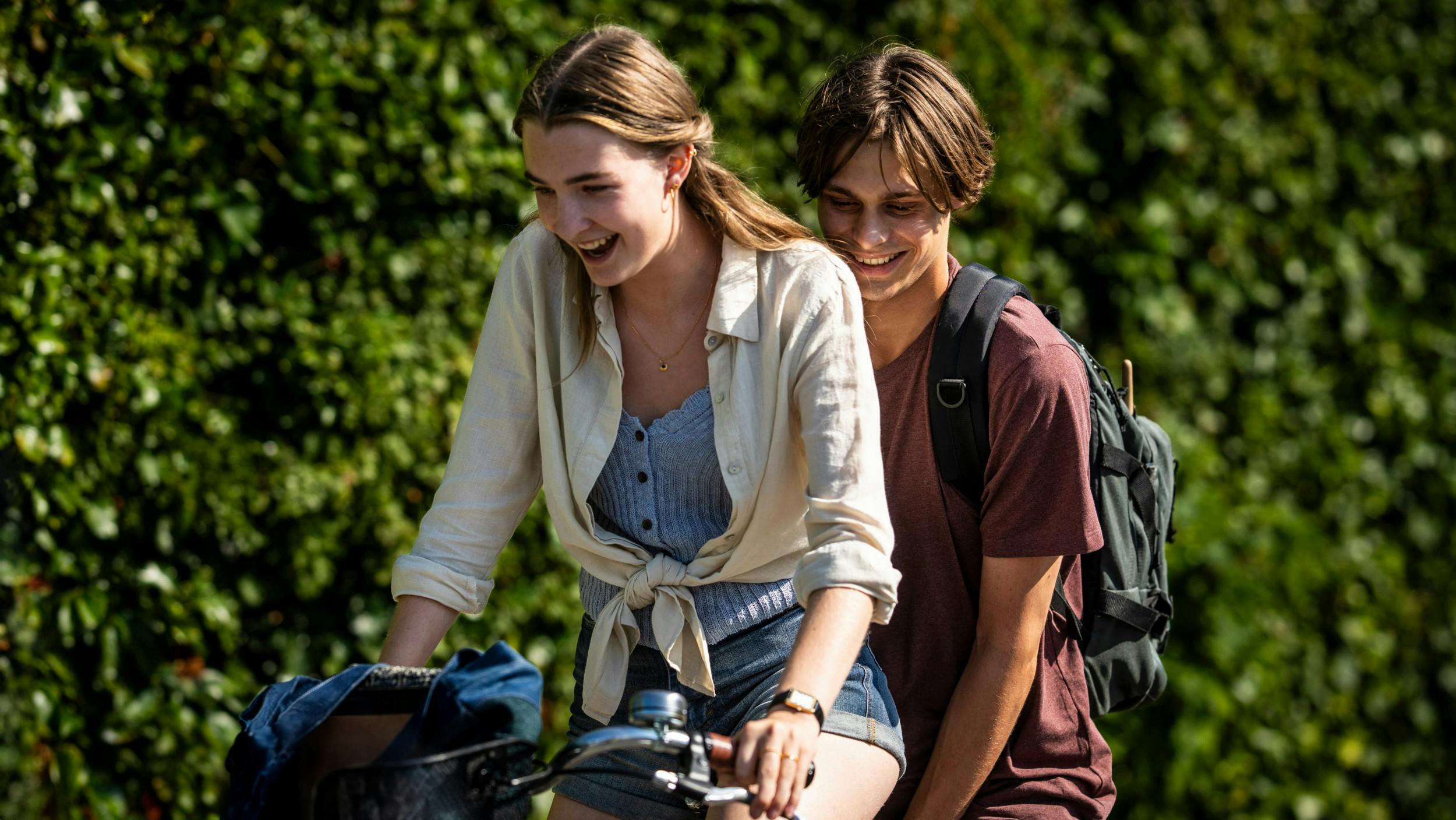 Amaryllis og Albert Rudbeck Lindhardt , 23, spiller tæt sammen i ”Familier som vores”, og de er blevet gode venner under optagelserne. Han spillede også med i Thomas Vinterbergs ”Druk”.