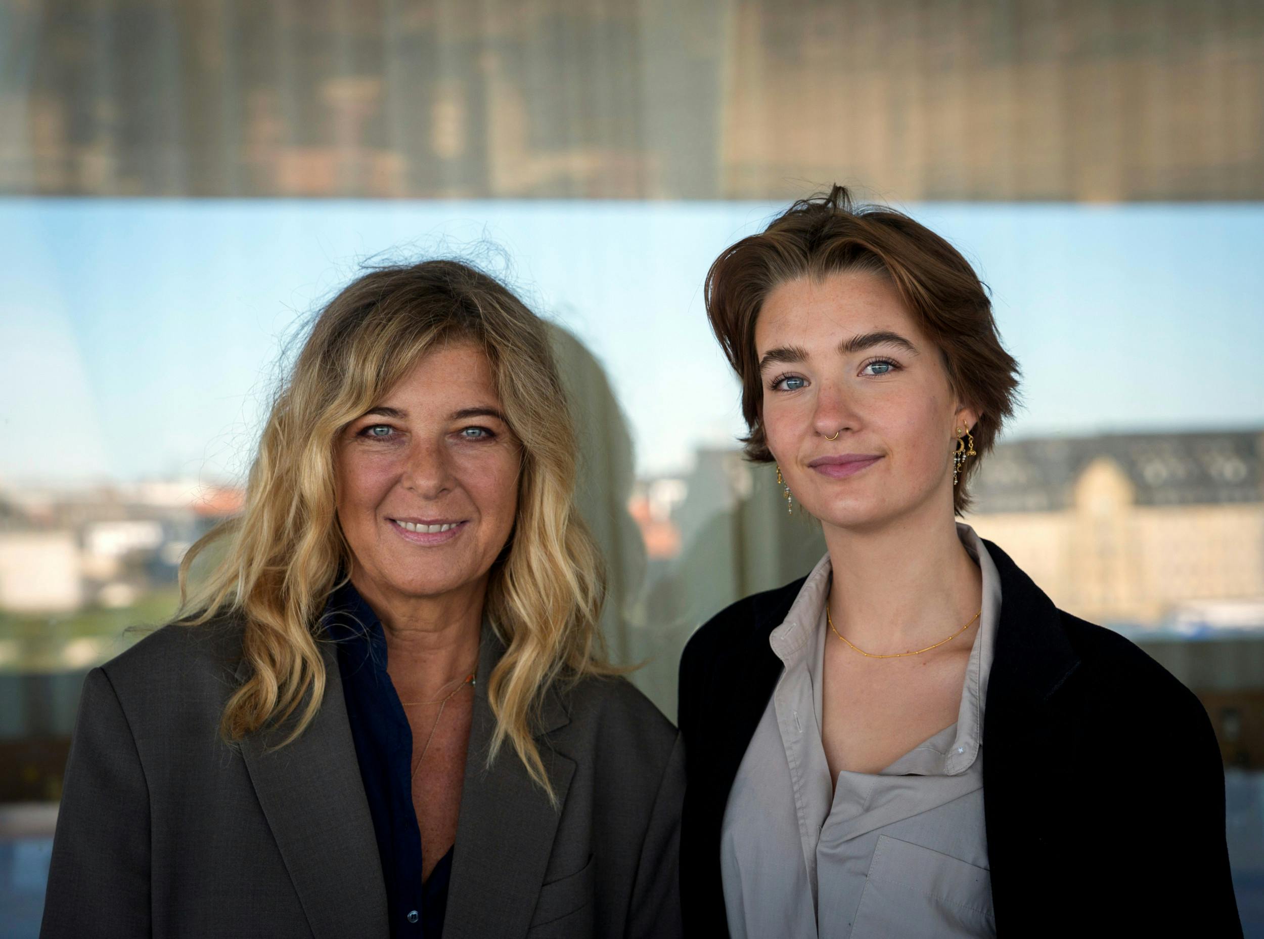 I serien spiller hun 60-årige Paprika Steen s datter.