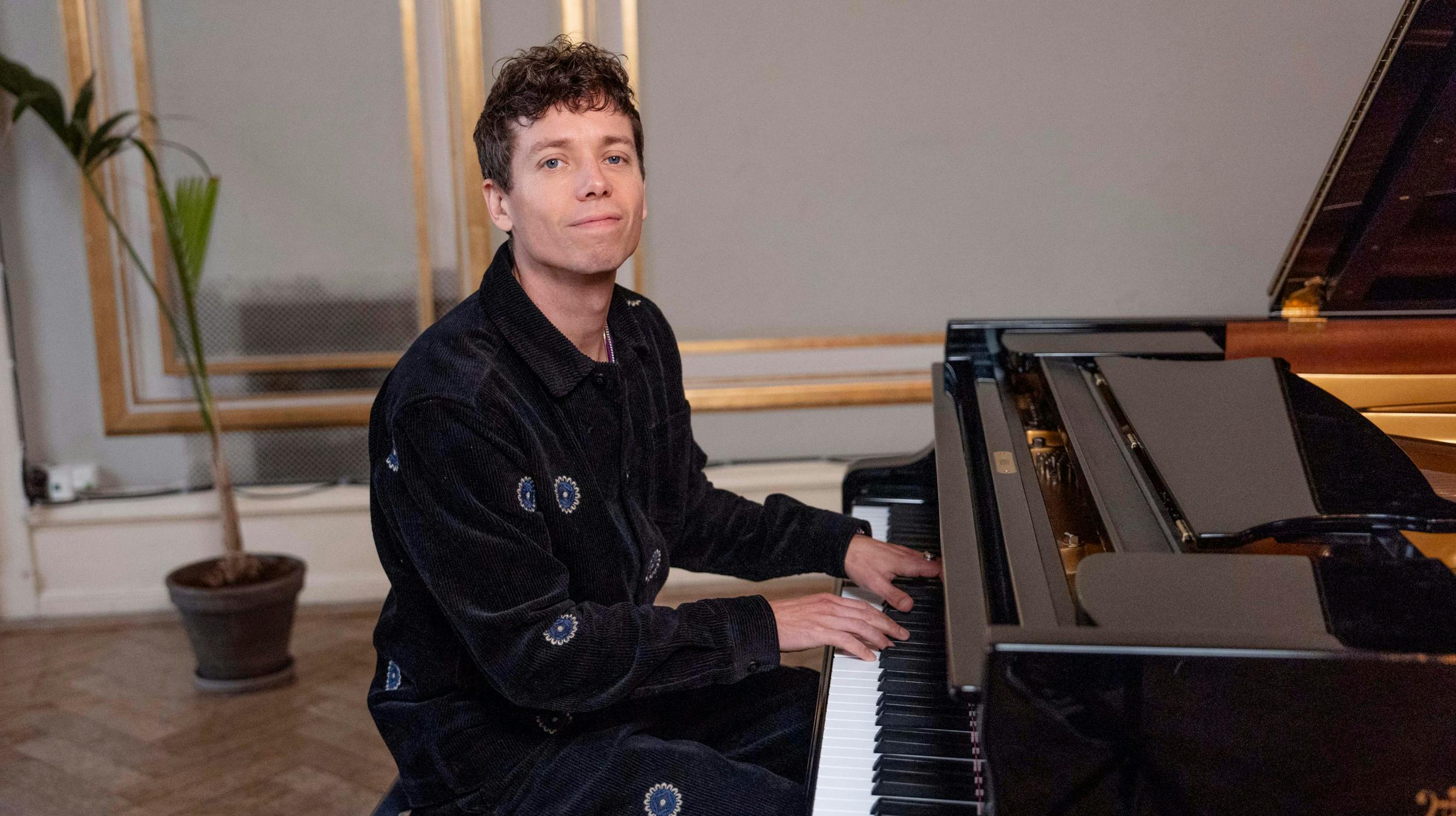 – Jeg begynder hver dag med at sætte mig ved klaveret, fortæller hitsmeden, som har spillet klaver, siden han var bare halvandet år.