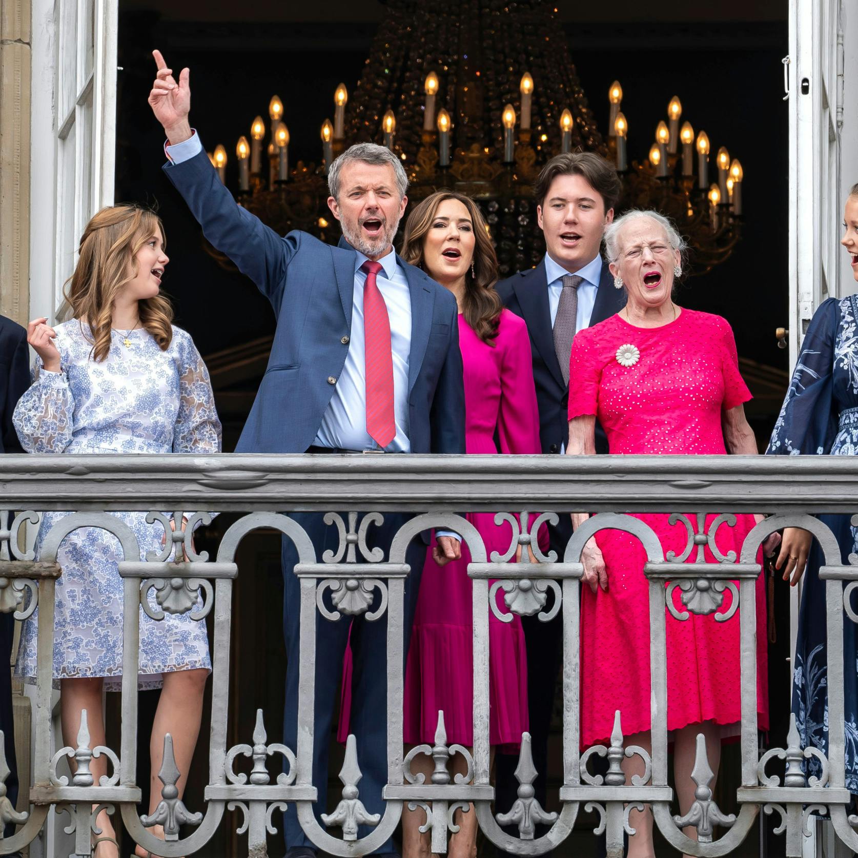 Det er 56-årige kong Frederiks allernærmeste familie, der samles på Marselisborg Slot til jul. Dronning Margrethe, 84, dronning Mary, 52, prins Vincent, 13, prinsesse Josephine, 13, prinsesse Isabella, 17, og kronprins Christian, 19., skal alle spise gås sammen til jul