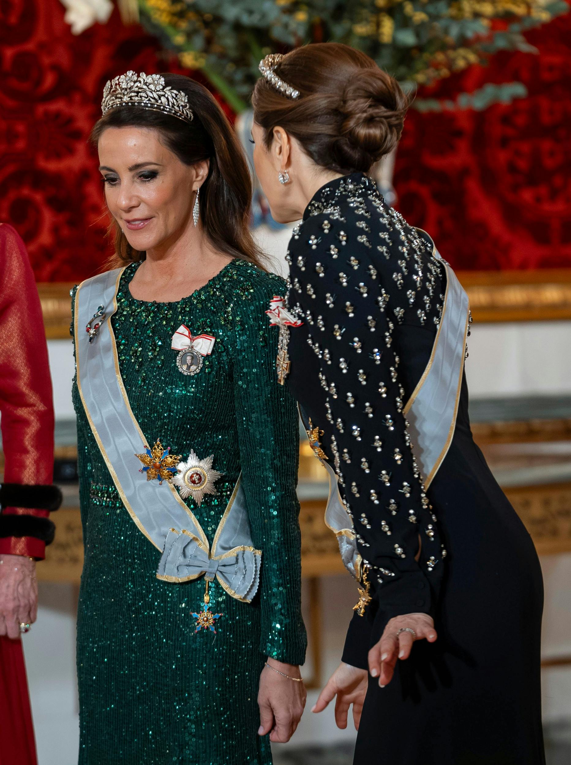 Der blev hvisket hemmeligheder mellem de to royale skønheder.