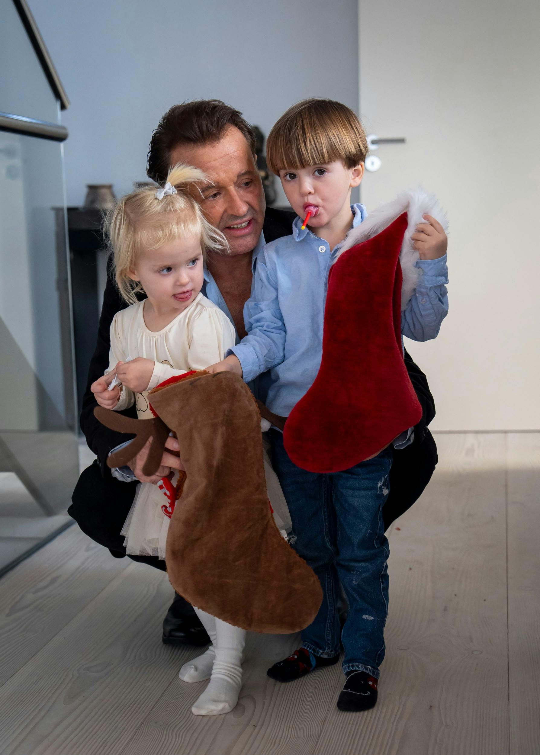 Julesokken skal selvfølgelig undersøges hver dag, når nissen trofast kommer forbi.