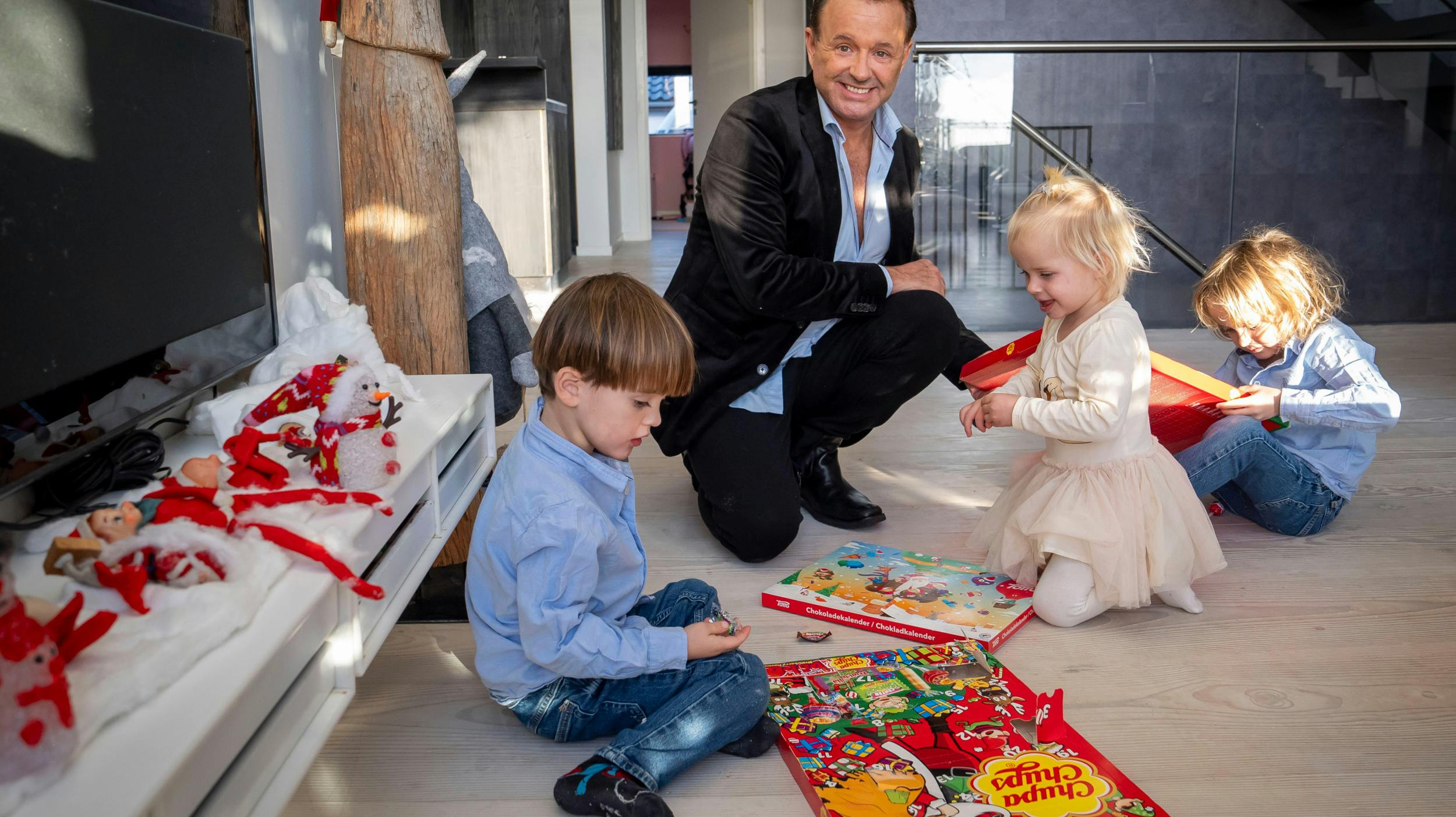 Julekalenderne er et stort hit hos børnene, der ikke altid husker, at de kun må åbne en låge.