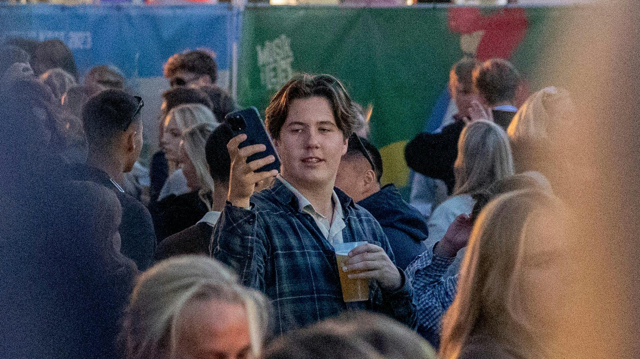 Christian har flere gange vist, at han som sin far er en festabe. Men nytårsaften må han dæmpe sig.