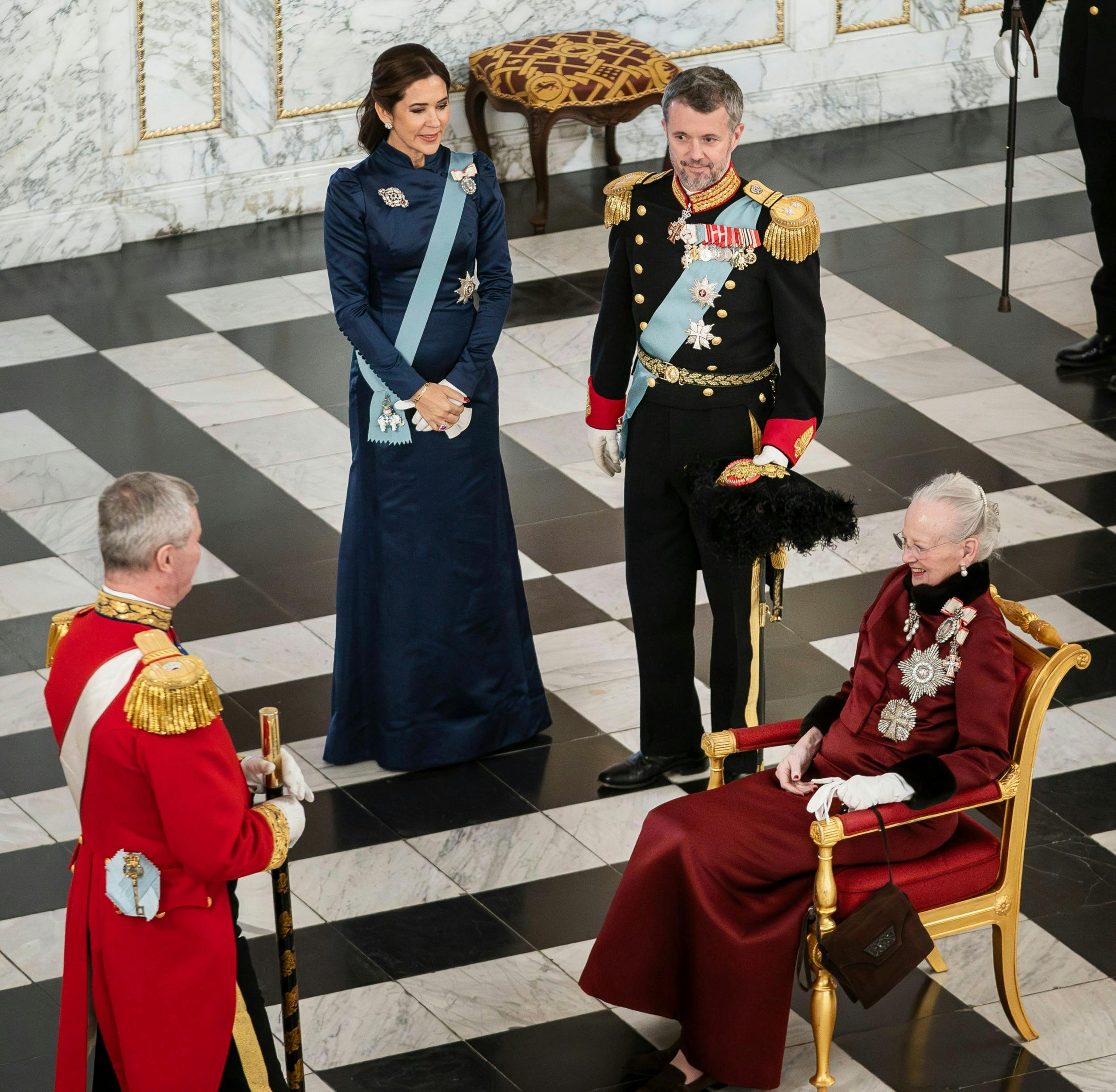 1. januar er det ikke dronning Margrethe, 84, – men hendes efterfølger, kong Frederik, 56, der er vært. Han får både selskab af dronning Mary, 52, og sin ældste søn.