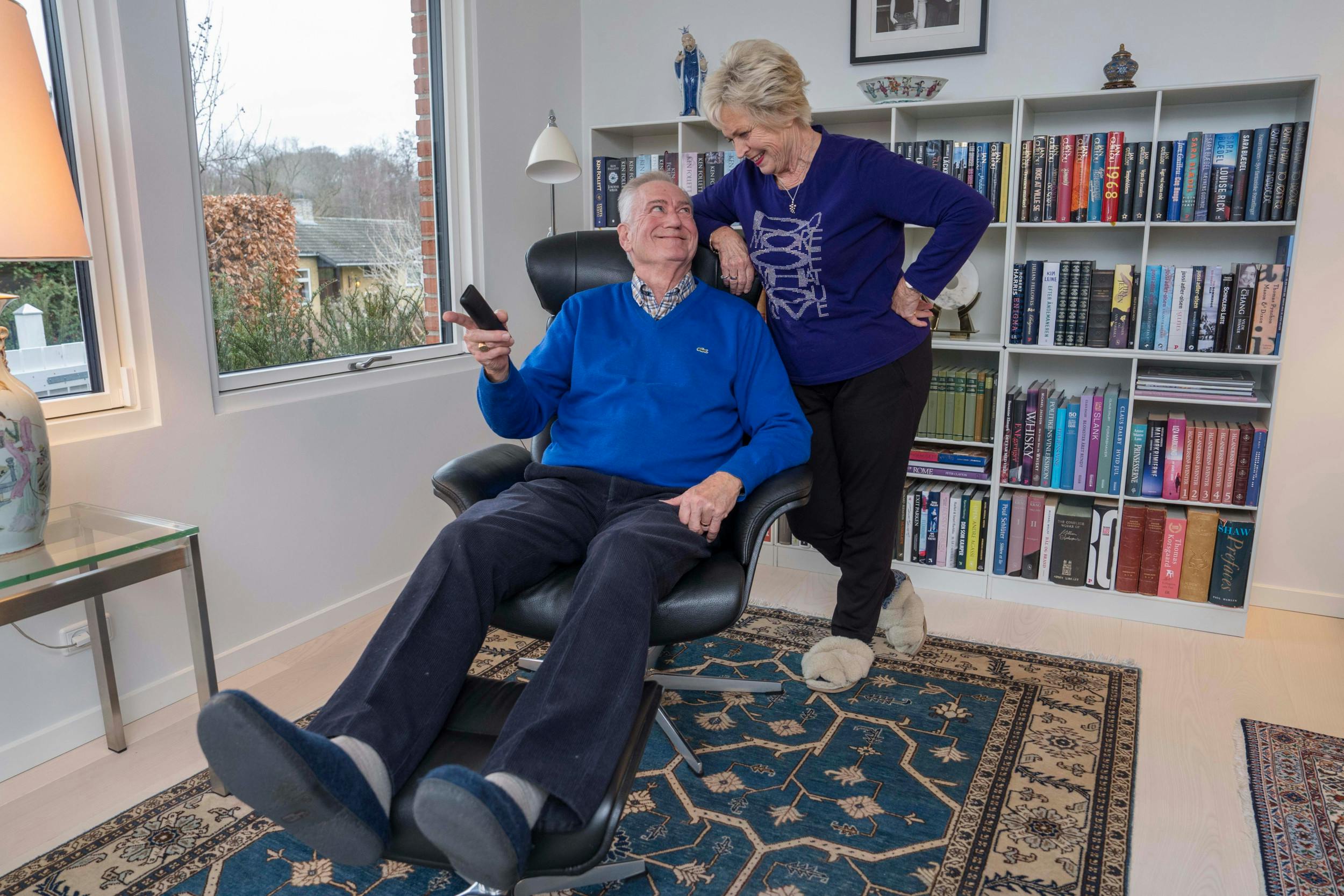 Keld elsker at se sport – især håndbold – i fjernsynet, og har fået en hyggelig plads i stuen med en blød stol foran tv’et.