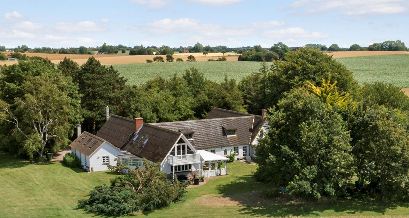 326 kvm bolig og en grund på næsten 70.000 kvm. Muligheder er der nok af hos Mette og Pernille.