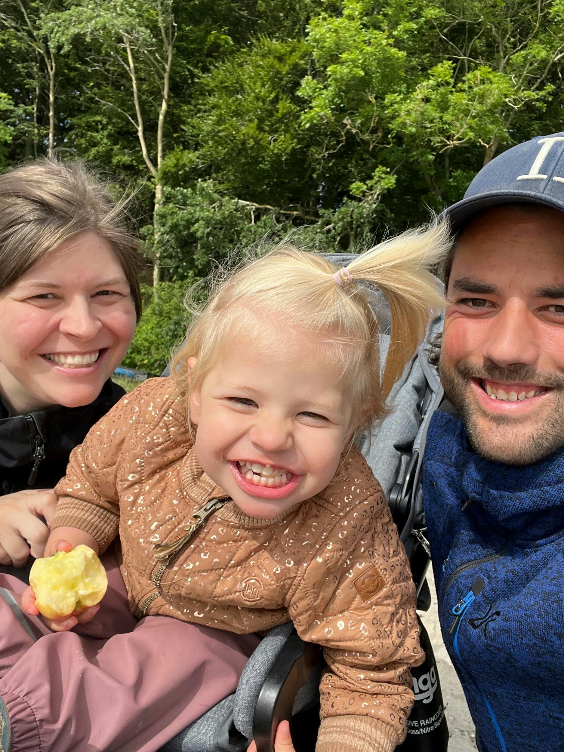 Lotte og manden, Christoffer Friis-Ringø, 28, med deres ældste datter, Andrea på nu to år.