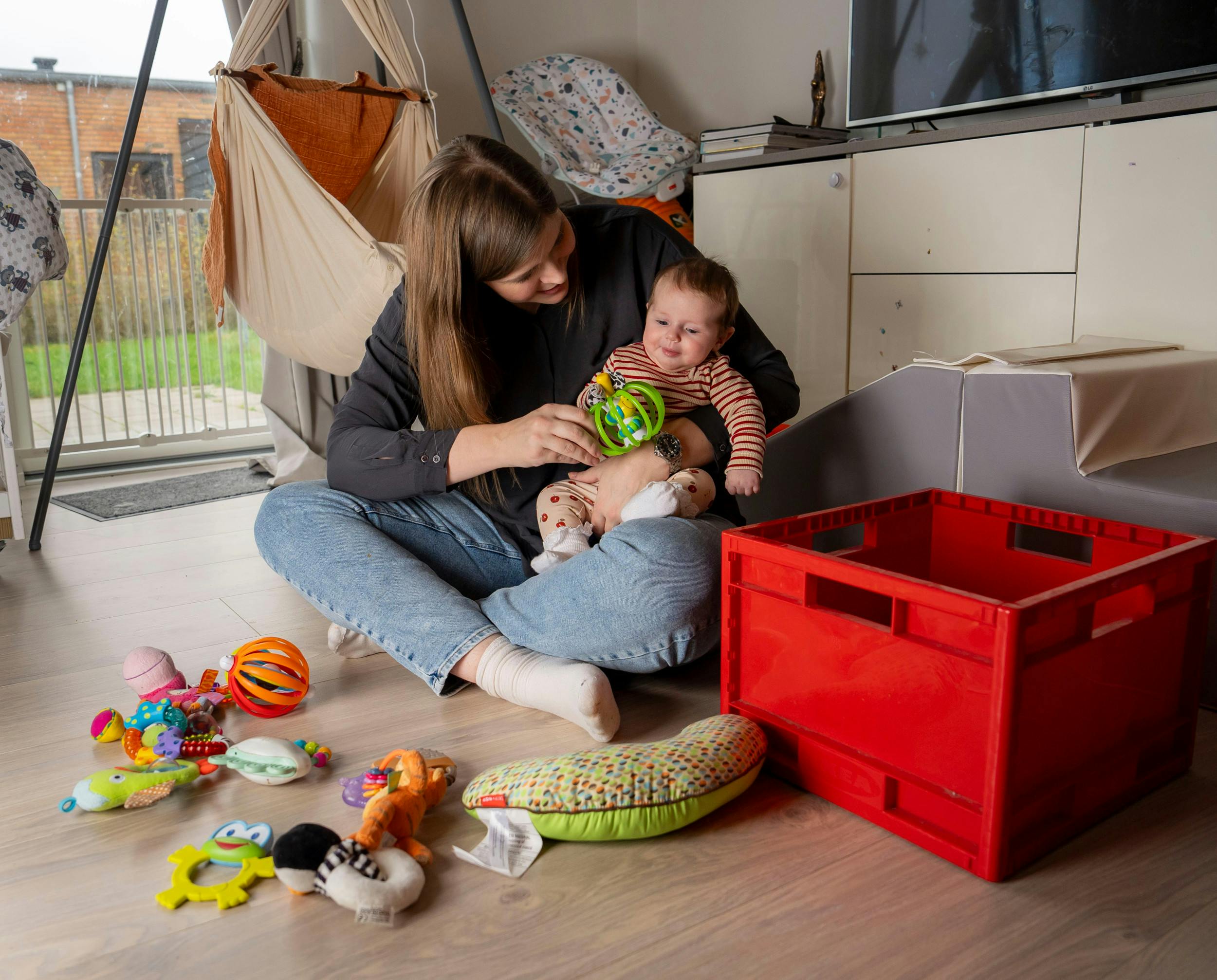 Mor og datter hygger i huset syd for Aarhus, som familien har boet til leje i siden 2020.  