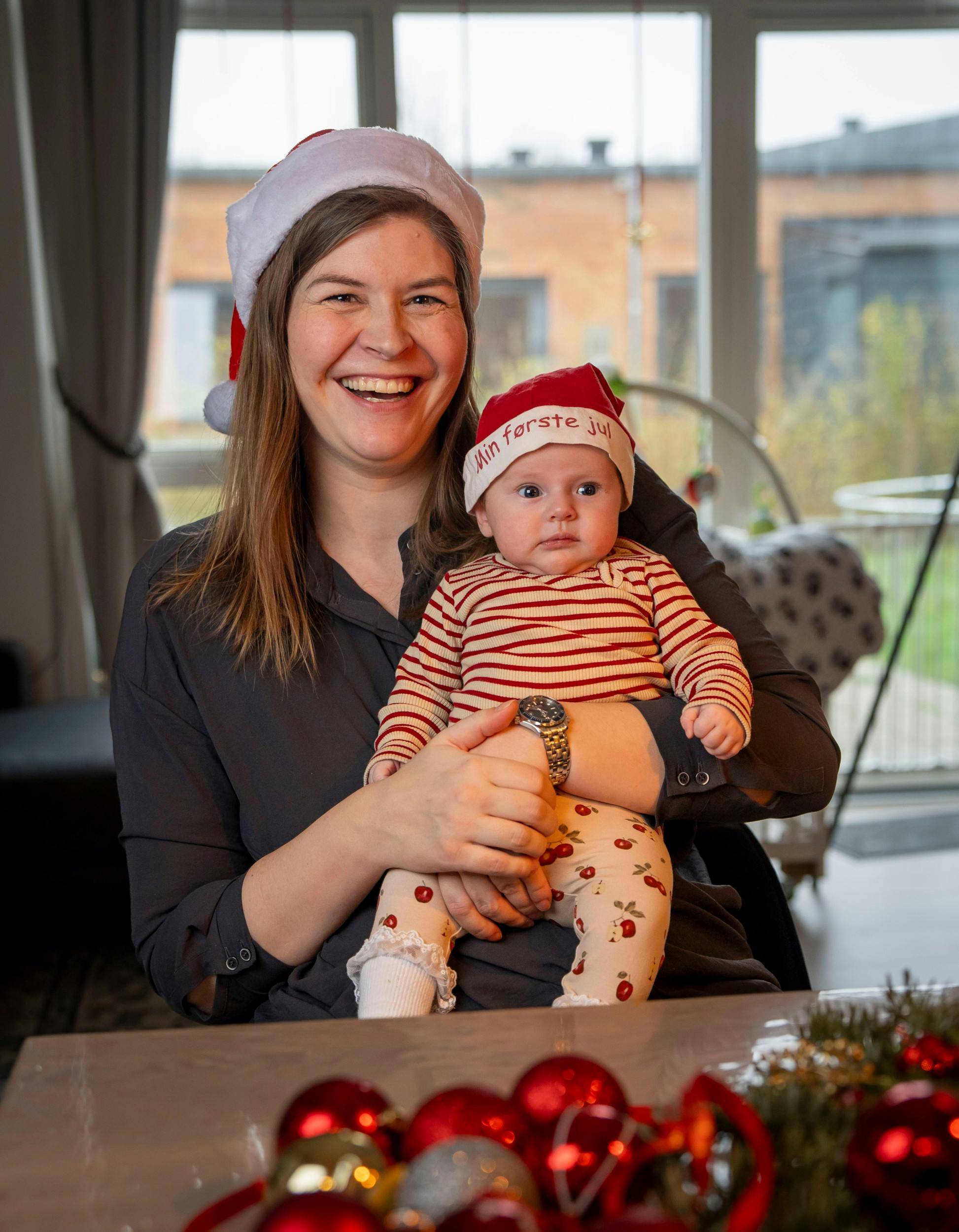 SE og HØR besøgte Lotte Friis, 36, derhjemme, hvor hyggen spreder sig med den to måneder gamle julenisse Aurora.