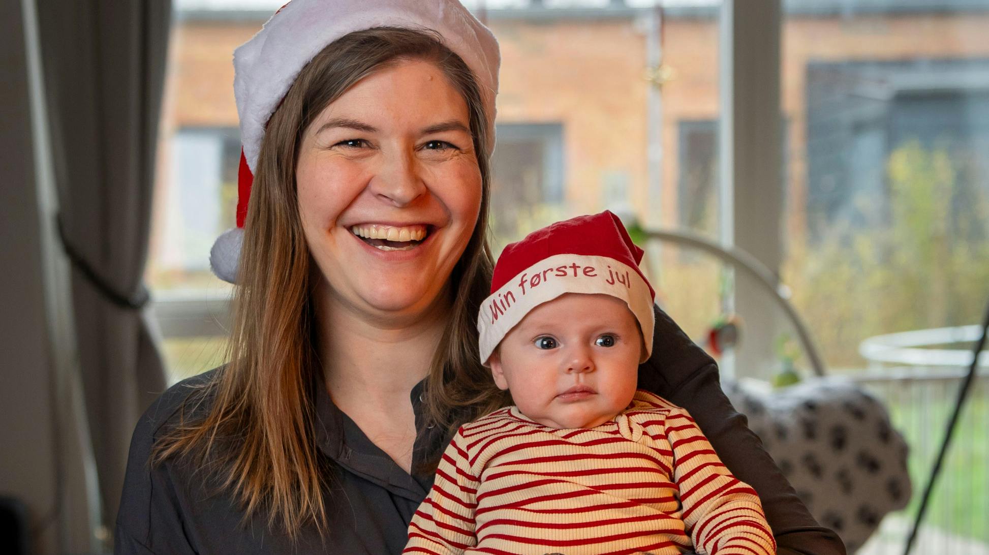 SE og HØR besøgte Lotte Friis, 36, derhjemme, hvor hyggen spreder sig med den to måneder gamle julenisse Aurora.