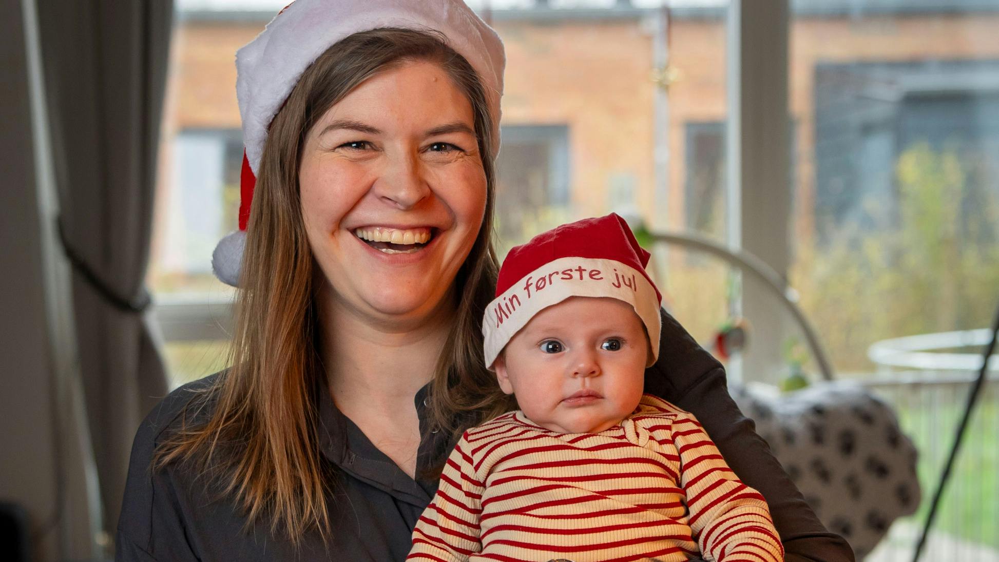 SE og HØR besøgte Lotte Friis, 36, derhjemme, hvor hyggen spreder sig med den to måneder gamle julenisse Aurora.