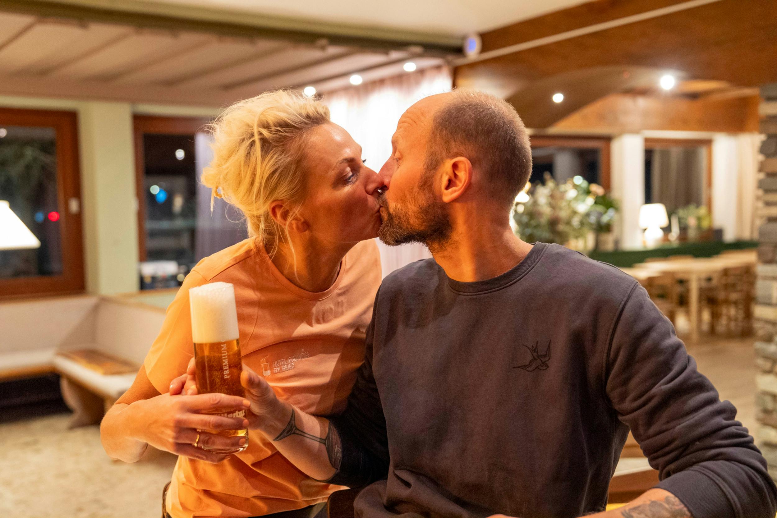 – Du trænger vist til en øl, siger Lene og kysser sin mand.