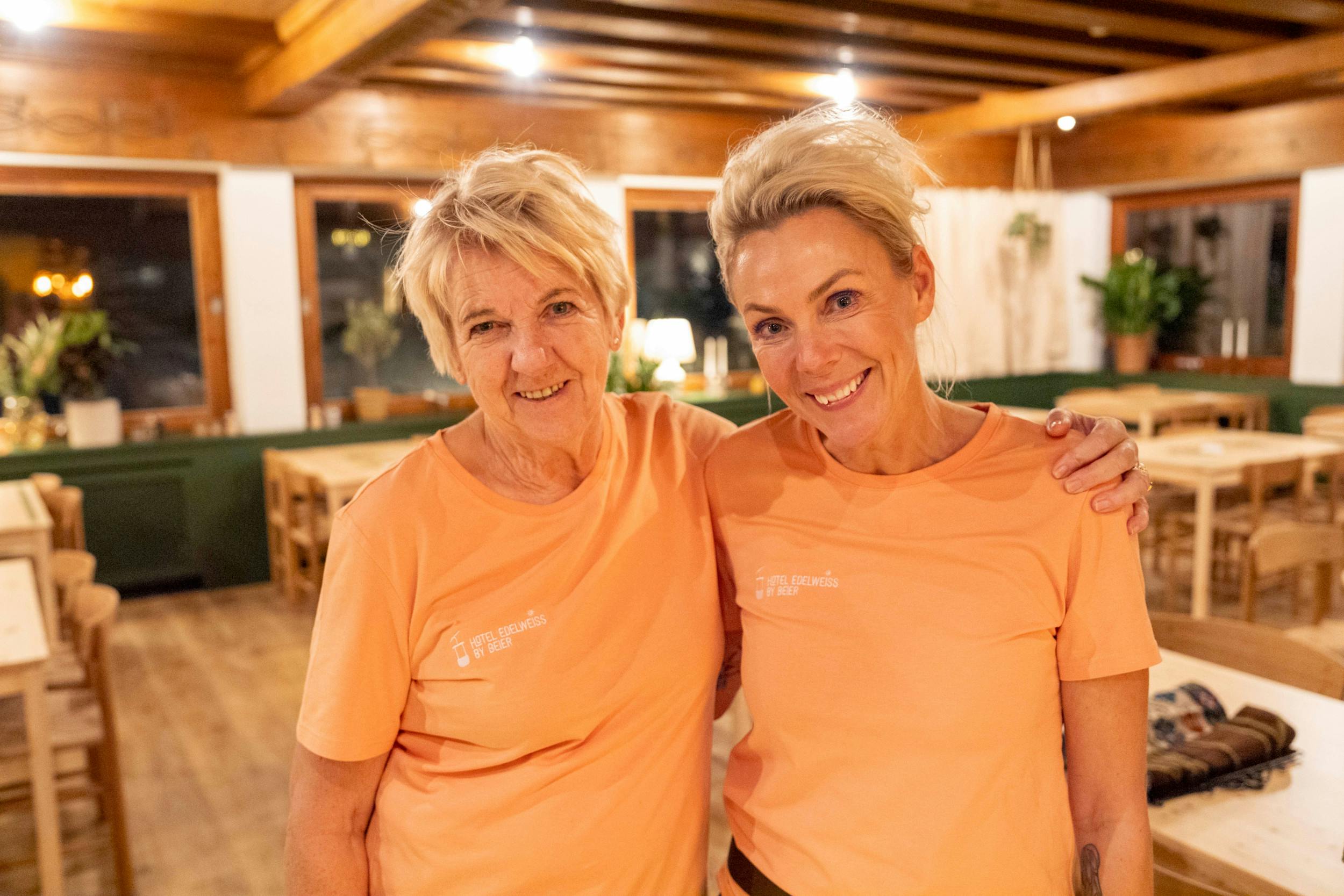 Hotellets oldfrue – Lenes mor – er importeret hele vejen fra Dragør.