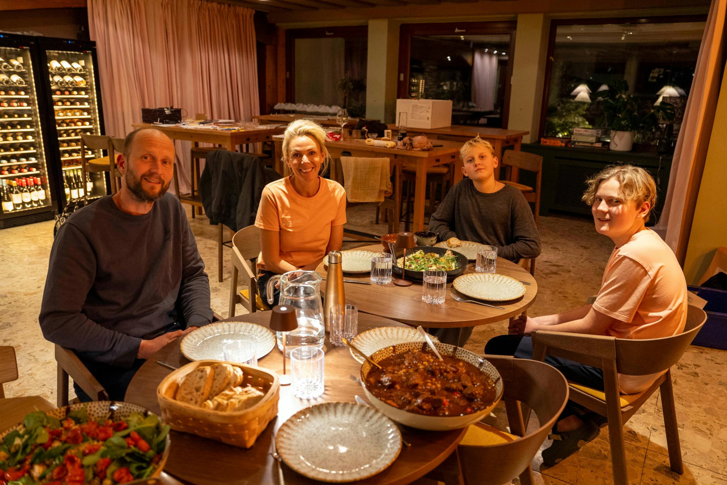 Midt i travlheden kan familien sætte sig til bords og spise kokken Louises dejlige mad.