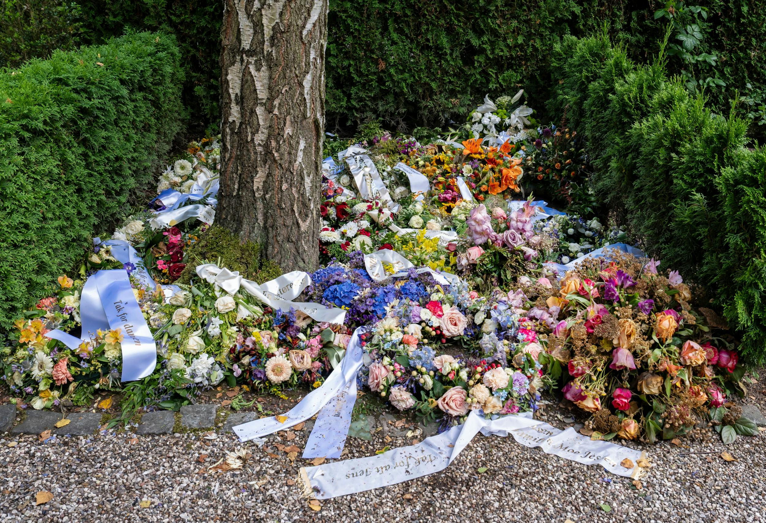 Gravstedet på kirkegården i  Hareskov  var fyldt godt op med blomster efter bisættelsen. Lige siden har både børn og enke besøgt stedet jævnligt og snakket lidt med familiens far. 