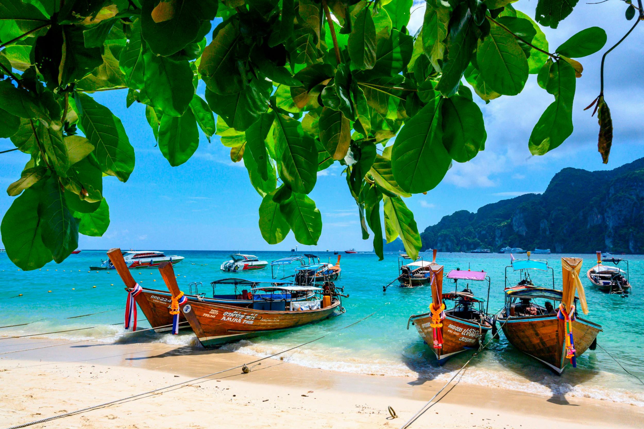 Thailand er bl.a. kendt for sine vidunderlige strande, hvor Simi og hendes tre yndlinge kan nyde sand og vand mellem rygsækturene.